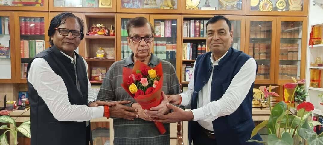 शेखपुरा बार की समस्याओं को लेकर स्टेट बार काउंसिल अध्यक्ष से मिले नवनिर्वाचित पदाधिकारी।
शेखपुरा जिला बार एसोसिएशन के नवनिर्वाचित अध्यक्ष चंद्र मौली यादव एवं महासचिव विनोद कुमार सिंह ने बिहार स्टेट बार काउंसिल के अध्यक्ष रमाकांत शर्मा से शिष्टाचार मुलाकात की। इस दौरान दोनों पदाधिकारियों ने शॉल एवं पुष्पगुच्छ भेंट कर उन्हें सम्मानित किया।
मुलाकात के दौरान शेखपुरा बार एसोसिएशन एवं अधिवक्ताओं से जुड़ी विभिन्न समस्याओं को प्रमुखता से रखा गया। अध्यक्ष चंद्र मौली यादव ने कहा कि नई कार्यकारिणी के गठन के बाद स्टेट बार काउंसिल अध्यक्ष से यह पहली औपचारिक मुलाकात थी।
उन्होंने शेखपुरा बार एसोसिएशन के पुराने एवं जर्जर भवनों को हटाकर आधुनिक सुविधाओं से युक्त नया बार भवन निर्माण कराने के लिए स्टेट बार काउंसिल से सहयोग एवं आवश्यक पहल का आग्रह किया।
इसके अलावा नए एवं नवोदित अधिवक्ताओं को वेलफेयर के तहत मिलने वाली आर्थिक सहायता समय पर उपलब्ध कराने, युवा अधिवक्ताओं के लिए अलग फ्लोर एवं चैंबर की व्यवस्था करने तथा बार परिसर में आधारभूत सुविधाओं का विस्तार करने की मांग रखी गई।
बार एसोसिएशन को आधुनिक तकनीक से जोड़ने और अधिवक्ताओं के पेशेवर विकास के लिए आवश्यक संसाधन उपलब्ध कराने के मुद्दे पर भी चर्चा हुई।
अध्यक्ष चंद्र मौली यादव ने कहा कि नई कार्यकारिणी अधिवक्ताओं की समस्याओं के समाधान एवं बार एसोसिएशन के विकास के लिए लगातार प्रयास करेगी। वहीं, बिहार स्टेट बार काउंसिल के अध्यक्ष रमाकांत शर्मा ने शेखपुरा के अधिवक्ताओं से जुड़े मामलों में आवश्यक सहयोग एवं सकारात्मक पहल का भरोसा दिलाया।
#Sheikhpura #BarAssociation #BiharBarCouncil #Advocates #LegalNews
#Arvindanand #sheikhpurakhabar