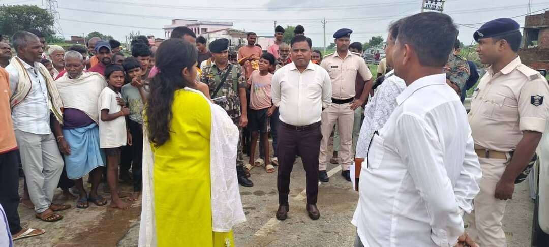 शेखपुरा के महसार पंचायत में नल-जल योजना का औचक निरीक्षण जिला पदाधिकारी का सख्त रुख, संवेदक पर होगी कार्रवाई।
आज दिनांक 25 सितंबर 2026 को माननीय मुख्यमंत्री बिहार सरकार की महत्वाकांक्षी योजना 'हर घर नल का जल' की हकीकत जानने के लिए जिला पदाधिकारी श्री शेखर आनंद, द्वारा जायजा लिया गया। जिला पदाधिकारी महोदय ने शेखपुरा प्रखंड अंतर्गत महसार पंचायत के वार्ड नंबर 4, 5 और 6 में नल-जल योजना का औचक निरीक्षण किया। इस दौरान स्थल पर कई खामियां पाई गई, जिसपर जिला पदाधिकारी महोदय ने सख्त रुख अपनाते हुए लोक स्वास्थ्य कार्य प्रमंडलशेखपुरा के पदाधिकारियों को निर्देश दिया कि दोषी अधिकारियों को चिन्हित कर प्रतिवेदन दे । निरीक्षण के क्रम में जिला पदाधिकारी महोदय ने पाया कि वार्डों में लगा गेटवाल्व खराब पड़ा हुआ है, जिसकी वजह से जलापूर्ति डायरेक्ट उपलब्ध कराया जा रहा था, जिसपर नाराजगी जताते हुए जिला पदाधिकारी महोदय ने कार्यपालक अभियंता, पीएचईडी को निर्देश दिया कि 01 सप्ताह के भीतर खराब पड़े गेटवाल्व को दुरुस्त कर सुचारू जलापूर्ति सुनिश्चित करें। स्थानीय ग्रामवासियों द्वारा बताया गया कि पंचायत के अधिकांश घरों में नल से पानी की आपूर्ति लंबे समय से बाधित है। मानकों को दरकिनार कर केवल डायरेक्ट पेयजल की आपूर्ति कराई जा रही है, जिससे लोगों के घरों तक सही तरीके से पानी नहीं पहुंच पा रहा है।
ग्रामीणों की शिकायत को गंभीरता से लेते हुए जिलाधिकारी ने महसार पंचायत की संवेदक इंदु देवी के विरुद्ध नियमानुसार सख्त कार्रवाई करने का भी निर्देश दिया।
जिला पदाधिकारी महोदय ने स्पष्ट कहा कि राज्य सरकार द्वारा संचालित 'हर घर नल का जल' योजना आम लोगों की बुनियादी सुविधा से जुड़ी है। इस योजना की गुणवत्ता और नियमितता जांचने के लिए विभिन्न विभागों के वरीय पदाधिकारियों द्वारा लगातार औचक निरीक्षण कराया जा रहा है। यदि किसी भी पंचायत या वार्ड में काम में लापरवाही या वित्तीय अनियमितता पाई जाती है, तो संबंधित एजेंसी, संवेदक और विभागीय अधिकारियों के विरुद्ध नियमानुकूल कड़ी कार्रवाई की जाएगी।
इस निरीक्षण के दौरान लोक स्वास्थ्य यांत्रिकी विभाग के कनीय अभियंता, स्थानीय जन प्रतिनिधि और विभाग के अन्य कर्मी मौजूद रहे।