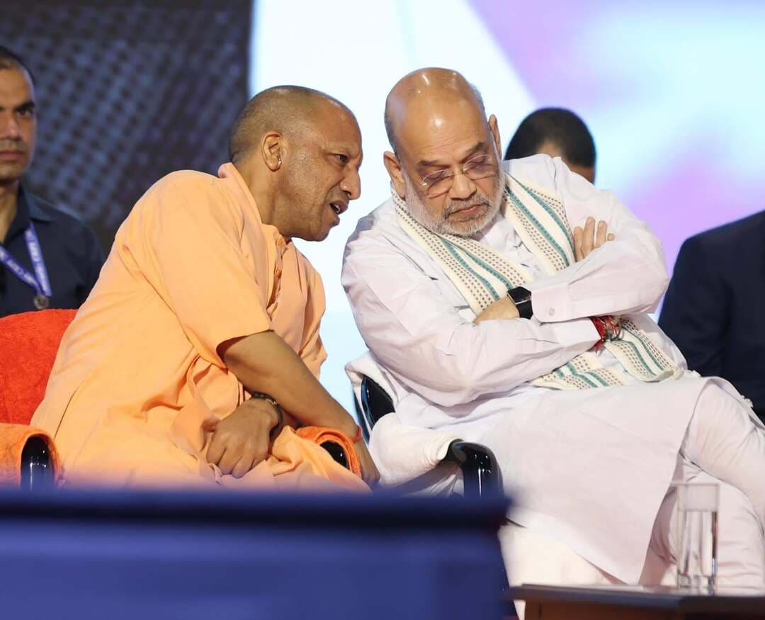 यूपी इंटरनेशनल ट्रेड शो-2026 के चतुर्थ संस्करण का मा0 केंद्रीय गृह मंत्री अमित शाह जी ने किया उद्घाटन, मा0 मुख्यमंत्री योगी आदित्यनाथ जी भी रहे उपस्थित*
*एक ट्रिलियन डॉलर की अर्थव्यवस्था के लक्ष्य की ओर बढ़ रहा प्रदेश, उत्तर प्रदेश निवेश, उत्पादन, व्यापार और नवाचार का प्रमुख केंद्र बन रहा*
*यूपी इंटरनेशनल ट्रेड शो उत्पादों को राष्ट्रीय एवं वैश्विक बाजार से जोड़ने का बन रहा है महत्वपूर्ण मंच*
*डिफेंस कॉरिडोर, बेहतर कानून-व्यवस्था और मजबूत इंफ्रास्ट्रक्चर से उत्तर प्रदेश बना उद्योग एवं निवेश का प्रमुख केंद्र रू मा0 अमित शाह जी*
*यूपी इंटरनेशनल ट्रेड शो पारंपरिक उद्यमों, कारीगरों, युवाओं और एमएसएमई सेक्टर को दे रहा वैश्विक मंच*
*ओडीओपी ने प्रदेश के पारंपरिक उत्पादों को ब्रांड और वैश्विक बाजार दिलाया, यूपी आज दो लाख करोड़ रुपये से अधिक का कर रहा निर्यात*
*यूपी इंटरनेशनल ट्रेड शो ट्रेडिशन और टेक्नोलॉजी, हेरिटेज और इनोवेशन तथा हुनर और मार्केट को एक मंच पर ला रहा रू मा0 मुख्यमंत्री योगी आदित्यनाथ जी*
*एक करोड़ से अधिक पंजीकृत एमएसएमई इकाइयों के साथ यूपी देश में अग्रणीरू मा0 भूपेंद्र चैधरी जी*
*अमित शाह जी एवं योगी आदित्यनाथ जी ने ट्रेड शो में विभिन्न उत्पादों, हस्तशिल्प एवं औद्योगिक प्रदर्शनियों के स्टॉलों का किया अवलोकन, ‘एक जनपद, एक व्यंजन’ पोर्टल का भी हुआ शुभारंभ*
*पंडित दीनदयाल उपाध्याय जी की 110वीं जयंती पर अमित शाह जी एवं योगी आदित्यनाथ जी ने अर्पित किए श्रद्धा-सुमन*
*गौतमबुद्धनगर, 25 सितंबर 2026*
उत्तर प्रदेश की औद्योगिक, व्यावसायिक एवं निर्यात क्षमता को वैश्विक मंच पर प्रदर्शित करने के उद्देश्य से ग्रेटर नोएडा स्थित इंडिया एक्सपो सेंटर एवं मार्ट में 25 से 29 सितंबर तक आयोजित यू0पी0 इंटरनेशनल ट्रेड शो-2026 के चतुर्थ संस्करण का शुक्रवार को विधिवत् शुभारंभ मा0 केंद्रीय गृह एवं सहकारिता मंत्री श्री अमित शाह जी द्वारा किया गया। इस अवसर पर उत्तर प्रदेश के मा0 मुख्यमंत्री योगी आदित्यनाथ जी की गरिमामयी उपस्थिति रही।
माननीय केंद्रीय गृह एवं सहकारिता मंत्री अमित शाह जी ने इस अवसर पर अपने संबोधन में कहा कि उत्तर प्रदेश आज निवेश, उत्पादन, व्यापार और नवाचार का प्रमुख केंद्र बन रहा है। प्रदेश अब एक ट्रिलियन डॉलर की अर्थव्यवस्था का लक्ष्य लेकर आगे बढ़ रहा है। उत्तर प्रदेश ट्रेड शो के चैथे संस्करण में देश-विदेश से आए खरीदारों, उद्यमियों, निवेशकों और व्यापारिक प्रतिनिधियों की भागीदारी से प्रदेश में निवेश, उत्पादन, बिक्री और निर्यात को नई गति मिलेगी। उन्होंने कहा कि 25 सितंबर का दिन विशेष महत्व रखता है। यह पंडित दीनदयाल उपाध्याय जी की 110वीं जयंती है। उनके आर्थिक चिंतन, मुक्त व्यापार, आर्थिक स्वावलंबन और संगठन आधारित नीति की विचारधारा ने देश को दिशा दी। इसी दिन भारत के यशस्वी प्रधानमंत्री नरेंद्र मोदी जी द्वारा चलाए गए महत्वाकांक्षी मिशन मेक इन इंडिया अभियान की वर्षगांठ भी है। उन्होंने कहा कि पिछले वर्षों में केंद्र और राज्य सरकारों के प्रयासों से भारत उत्पादन, डिजाइन और नवाचार का वैश्विक केंद्र बनने की दिशा में आगे बढ़ा है।
मा0 गृहमंत्री जी ने कहा कि उत्तर प्रदेश में निवेश के माहौल में बड़ा परिवर्तन आया है। वर्ष 2013 में औद्योगिक निवेश सम्मेलन के लिए दिल्ली का सहारा लेना पड़ता था, जबकि आज उत्तर प्रदेश देश-दुनिया के निवेशकों के लिए प्रमुख गंतव्य बन रहा है। कानून-व्यवस्था, अनुकूल औद्योगिक नीतियां, प्रो-एक्टिव सरकार और उद्यमियों की समस्याओं के त्वरित समाधान को इस बदलाव का आधार है। वर्ष 2025 के ट्रेड शो में पांच लाख से अधिक लोगों की भागीदारी, 2,400 से अधिक एमओयू तथा निवेश और व्यापारिक समझौतों का उल्लेख करते हुए कहा गया कि वर्तमान चैथा संस्करण पिछले रिकॉर्ड को भी पार करने की क्षमता रखता है। यह ट्रेड शो उत्तर प्रदेश के उत्पादों को राष्ट्रीय और अंतरराष्ट्रीय बाजार से जोड़ने का महत्वपूर्ण मंच है।
मा0 गृहमंत्री ने कहा कि इलेक्ट्रॉनिक्स निर्यात में 2015 की तुलना में लगभग 11 गुना वृद्धि हुई है तथा भारत ने मॉरीशस, यूएई, ऑस्ट्रिया, ब्रिटेन, ओमान, न्यूजीलैंड और यूरोपीय संघ सहित विभिन्न देशों/क्षेत्रों के साथ मुक्त व्यापार समझौतों के माध्यम से भारतीय उद्यमियों के लिए नए निर्यात बाजारों की संभावनाएं बढ़ाई हैं। रक्षा उत्पादन और डिफेंस कॉरिडोर को उत्तर प्रदेश के औद्योगिक परिवर्तन का प्रमुख उदाहरण बताया गया। झांसी, चित्रकूट, लखनऊ, आगरा, अलीगढ़ और कानपुर सहित छह नोड्स वाले उत्तर प्रदेश डिफेंस कॉरिडोर में रक्षा उत्पादन के लिए निवेश बढ़ रहा है। भारत का रक्षा उत्पादन वित्त वर्ष 2025-26 में रिकॉर्ड 1.78 लाख करोड़ रूपये तक पहुंचा गया है। रक्षा निर्यात में 2013-14 की तुलना में अब 56 गुना से अधिक वृद्धि हुयी हैॅ और भारतीय रक्षा उत्पाद 80 से अधिक देशों को निर्यात किए जा रहे हैं। उत्तर प्रदेश में ब्रह्मोस तथा अमेठी में ए0के0-203 असॉल्ट राइफल जैसी परियोजनाओं का उल्लेख करते हुए कहा गया कि प्रदेश अब रक्षा निर्माण के महत्वपूर्ण केंद्र के रूप में उभर रहा है। डिफेंस कॉरिडोर के साथ आधारभूत ढांचे, अनुकूल नीतियों और निवेशकों को सुविधाएं उपलब्ध कराने के प्रयासों को भी रेखांकित किया गया।
प्रदेश की कानून-व्यवस्था में बदलाव का उल्लेख करते हुए उन्होंने कहा कि जहां पहले अपराध और अवैध गतिविधियों की चर्चा होती थी, वहीं आज डिफेंस कॉरिडोर, वाहन निर्माण और मेडिकल डिवाइस पार्क जैसी औद्योगिक गतिविधियां विकसित हो रही हैं। औद्योगिक सुरक्षा, बेहतर नीतियों और निवेशकों की समस्याओं के समाधान से उत्तर प्रदेश में उद्योग लगाने के लिए अनुकूल वातावरण बना है। इंफ्रास्ट्रक्चर के क्षेत्र में नोएडा एयरपोर्ट, एक्सप्रेसवे और अन्य आधारभूत ढांचा परियोजनाओं को निवेश के लिए बेहतर कनेक्टिविटी और वातावरण बनाने वाला बताया गया। उत्तर प्रदेश के सात शहरों में मेट्रो संचालन का भी उल्लेख किया गया।
रोजगार और स्थानीय उद्योगों के संदर्भ में वन डिस्ट्रिक्ट वन प्रोडक्ट योजना की भूमिका को महत्वपूर्ण बताया। भदोही की दरी, मुरादाबाद का पीतल, फिरोजाबाद का कांच, सहारनपुर की काष्ठकला, कन्नौज का इत्र और वाराणसी की विश्व प्रसिद्ध साड़ी जैसे उत्पादों ने प्रदेश की पहचान को देश-दुनिया तक पहुंचाया है। स्थानीय उत्पादों को बड़े बाजार से जोड़ने के लिए वाराणसी के मलइयों, तिरंगा बर्फी, आगरा के पेठे, मथुरा के पेड़े और मेरठ की गजक जैसे उत्पादों को भी व्यापक बाजार उपलब्ध कराने की दिशा में किए जा रहे प्रयासों का उल्लेख किया। उन्होंने कहा कि कभी रोजगार के लिए उत्तर प्रदेश से बाहर जाने वाले युवाओं और छोटे उद्यमियों को अब ओडीओपी तथा स्थानीय उद्योगों के माध्यम से प्रदेश में ही नए अवसर मिल रहे हैं। ट्रेड शो के माध्यम से इन उत्पादों के व्यापार, उत्पादन और वैश्विक पहचान को और विस्तार मिलने की उम्मीद है।
माननीय मुख्यमंत्री योगी आदित्यनाथ जी ने इस अवसर पर माननीय केंद्रीय गृह एवं सहकारिता मंत्री अमित शाह जी तथा पार्टनर कंट्री के रूप में शामिल जापान, सिंगापुर, बेलारूस, रूस, वियतनाम और ऑस्ट्रिया के राजदूतों, उच्चायुक्तों एवं ट्रेड कमिश्नर्स तथा दुनिया के 90 देशों से आए 600 से अधिक फॉरेन बायर्स और एग्जिबिटर्स का स्वागत करते हुये कहा कि आदरणीय प्रधानमंत्री जी के मार्गदर्शन में पिछले चार वर्षों से यूपी इंटरनेशनल ट्रेड शो उत्तर प्रदेश में निर्मित उत्पादों, पारंपरिक उद्यमों, कारीगरों, युवाओं के इनोवेशन और एम0एस0एम0ई0 सेक्टर को वैश्विक मंच उपलब्ध करा रहा है। इसके चैथे संस्करण में 36 हजार वर्ग मीटर के एक्सपो सेंटर में 2,400 से अधिक एग्जिबिटर्स भाग ले रहे हैं साथ ही लगभग 1.5 लाख बी02बी0 विजिटर्स के शामिल होने की संभावना है। गत वर्ष 2025 में 72 देशों के 500 से अधिक बायर्स ट्रेड शो का हिस्सा बने थे।
मा0 मुख्यमंत्री जी ने कहा कि वर्ष 2017 में उत्तर प्रदेश के लोक कल्याण संकल्प-पत्र के निर्माण के दौरान मा0 केंद्रीय गृह एवं सहकारिता मंत्री अमित शाह जी ने उत्तर प्रदेश की ताकत उसके पारंपरिक उद्यमों में बताते हुए कहा था कि अपनी पारंपरिक उद्यम शक्ति को पहचानकर उत्तर प्रदेश मैन्युफैक्चरिंग का नया हब बन सकता है। इसी सोच को आगे बढ़ाते हुए वन डिस्ट्रिक्ट वन प्रोडक्ट के माध्यम से पारंपरिक उत्पादों को ब्रांड और वैश्विक बाजार उपलब्ध कराया गया। उन्होंने कहा कि आज उत्तर प्रदेश दो लाख करोड़ रुपये से अधिक का निर्यात कर रहा है और ओडीओपी के साथ-साथ देश के प्रमुख मैन्युफैक्चरिंग हब के रूप में तेजी से आगे बढ़ रहा है। यूपीआईटीएस में बढ़ता विदेशी फूटफॉल उत्तर प्रदेश के उत्पादों, सप्लाई चेन, उद्यमियों की विश्वसनीयता और प्रदेश के प्रति बढ़ते ग्लोबल ट्रस्ट का प्रतीक है।
मा0 मुख्यमंत्री जी ने कहा कि यूपीआईटीएस ट्रेडिशन और टेक्नोलॉजी, हेरिटेज और इनोवेशन तथा हुनर और मार्केट की संयुक्त शक्ति को एक मंच पर ला रहा है। जापान, रूस, वियतनाम, सिंगापुर, ऑस्ट्रिया और बेलारूस जैसे पार्टनर देशों के विशेष पवेलियन स्ट्रैटेजिक पार्टनरशिप, टेक्नोलॉजी ट्रांसफर और जॉइंट वेंचर के नए अवसर उपलब्ध करा रहे हैं। उन्होंने कहा कि प्रधानमंत्री जी के नेतृत्व में भारत ने दुनिया के अनेक देशों के साथ फ्री ट्रेड एग्रीमेंट किए हैं। उत्तर प्रदेश इन समझौतों का लाभ उठाकर अंतरराष्ट्रीय कंपनियों को प्रदेश में आमंत्रित करने और यहां से वैश्विक निर्यात का अवसर उपलब्ध करा रहा है। विदेशी खरीदारों की भागीदारी इस बात का संकेत है कि उत्तर प्रदेश के उत्पादों की गुणवत्ता, मजबूत सप्लाई चेन और उद्यमियों की क्रेडिबिलिटी पर वैश्विक बाजार का भरोसा बढ़ा है।
मा0 मुख्यमंत्री जी ने कहा कि भारत की समृद्ध परंपराओं और कारीगरों के हुनर को लंबे समय तक पर्याप्त संसाधन, बाजार, सहयोग और प्लेटफॉर्म नहीं मिल सका, जिसके कारण पारंपरिक कौशल की अगली पीढ़ी भी इससे दूर होने लगी। उत्तर प्रदेश में क्षमता की कमी कभी नहीं रही, आवश्यकता उस क्षमता को पहचानकर सही इकोसिस्टम और बाजार उपलब्ध कराने की थी। उन्होंने कहा कि प्रदेश में एक्सप्रेसवे, हाईवे, एयरपोर्ट, फ्रेट कॉरिडोर और इंडस्ट्रियल इंफ्रास्ट्रक्चर के विकास के माध्यम से कनेक्टिविटी को आर्थिक अवसर और विकास का मल्टीप्लायर बनाया गया। निवेश, उत्पादन और वैश्विक बाजार को जोड़कर ऐसी वैल्यू चेन विकसित की गई, जिसने स्थानीय हुनर को व्यवसाय और रोजगार के अवसरों में बदलने का मार्ग प्रशस्त किया।
मा0 मुख्यमंत्री जी ने कहा कि यूपीआईटीएस इसी परिवर्तन की कहानी को दुनिया के सामने प्रस्तुत कर रहा है, जहां लोकल उत्पाद ग्लोबल मार्केट में अपनी पहचान बना रहे हैं। यह सरकार की कार्य संस्कृति है, जिसने उत्तर प्रदेश की पोटेंशियल को पॉसिबिलिटी और पॉसिबिलिटी को प्रॉस्पेरिटी में बदलने का कार्य किया है। उन्होंने कहा कि ओडीओपी योजना पारंपरिक शिल्पकारों और कारीगरों को सीधे वैश्विक बाजार से जोड़ रही है। वहीं पीएम विश्वकर्मा और विश्वकर्मा श्रम सम्मान योजना के माध्यम से कारीगरों को स्किल, टूलकिट, क्रेडिट, ब्रांडिंग और मार्केट से जोड़ने का प्रयास किया गया है।
मा0 मुख्यमंत्री जी ने बताया कि उत्तर प्रदेश में एम0एस0एम0ई0 क्षेत्र के 79 उत्पादों को जी0आई0 टैग प्राप्त है तथा 75 नए उत्पादों के लिए आवेदन किया गया है। भदोही के कालीन, मुरादाबाद का पीतल, कन्नौज का इत्र और वाराणसी की सिल्क साड़ियां जैसे पारंपरिक उत्पाद आज बड़े कारोबार वाले ब्रांड के रूप में अपनी पहचान बना रहे हैं। यूपीआईटीएस इन हस्तशिल्पियों को सीधे ग्लोबल बायर्स से जोड़कर मिडिलमैन की व्यवस्था को कम करने और बाजार तक सीधी पहुंच उपलब्ध कराने का कार्य कर रहा है।
मा0 मुख्यमंत्री जी ने कहा कि यूपीआईटीएस का चैथा संस्करण उत्तर प्रदेश की ग्रोथ स्टोरी, मैन्युफैक्चरिंग पावर, पारंपरिक हुनर और युवाओं के इनोवेशन को वैश्विक मंच प्रदान कर रहा है। उन्होंने सभी पार्टनर देशों, उनके राजदूतों, उच्चायुक्तों एवं ट्रेड कमिश्नर्स का आयोजन से जुड़ने के लिए आभार व्यक्त किया तथा मुख्य अतिथि आदरणीय अमित शाह जी के प्रति पुनः आभार व्यक्त करते हुए आयोजन की सफलता के लिए शुभकामनाएं दीं।
इस अवसर पर प्रदेश के मा0 एमएसएमई मंत्री भूपेंद्र चैधरी ने कहा कि उत्तर प्रदेश इंटरनेशनल ट्रेड शो (यूपीआईटीएस) प्रदेश के उद्यमियों, कारीगरों और हस्तशिल्पियों को वैश्विक बाजार से जोड़ने का सशक्त मंच बन चुका है। प्रधानमंत्री नरेन्द्र मोदी के मार्गदर्शन और मुख्यमंत्री योगी आदित्यनाथ के नेतृत्व में इसका चैथा संस्करण पहले से अधिक व्यापक स्वरूप में आयोजित किया जा रहा है। आयोजन में रक्षा, कृषि, उद्योग, ई-कॉमर्स, आईटी, शिक्षा, चिकित्सा, बैंकिंग, डेयरी, हैंडलूम, टेक्सटाइल और जीआई उत्पादों समेत विभिन्न क्षेत्रों के 2400 से अधिक स्टॉल हैं। ई-कॉमर्स, एआई, सेमीकंडक्टर, फार्मा, वित्त आदि पर नॉलेज सेशन तथा फेडरेशन ऑफ इंडियन एक्सपोर्ट ऑर्गेनाइजेशंस के सहयोग से अंतरराष्ट्रीय क्रेताओं के साथ बी2बी बैठकें भी हो रही हैं।
मा0 मंत्री जी ने बताया कि 05 लाख से अधिक फुटफॉल, 90 से ज्यादा देशों के 600 से अधिक क्रेताओं की भागीदारी संभावित है। इससे ओडीओपी, महिला उद्यमियों, युवा उद्यमियों, निर्यातकों और छोटे उद्यमों को वैश्विक बाजार तक पहुंचने का अवसर मिलेगा। उन्होंने कहा कि प्रदेश में एक करोड़ से अधिक पंजीकृत एमएसएमई इकाइयां हैं, जो देश में सर्वाधिक हैं। इनमें 03 करोड़ से अधिक लोगों को रोजगार मिला है। ओडीओपी, विश्वकर्मा श्रम सम्मान, मुख्यमंत्री युवा उद्यमी विकास अभियान और प्लेज पार्क योजना के जरिए उद्यमियों को ऋण, प्रशिक्षण, विपणन व अन्य सुविधाएं दी जा रही हैं।
विश्वकर्मा श्रम सम्मान योजना के तहत अब तक 06 लाख से अधिक कारीगरों एवं हस्तशिल्पियों को लाभ मिला है। इस बार 14 नई ट्रेड जोड़कर कुल 25 ट्रेडों में प्रशिक्षण व उन्नत टूल किट की व्यवस्था की गई है। स्वरोजगार के लिए बिना गारंटी और बिना ब्याज ऋण की सुविधा भी उपलब्ध है। प्रदेश में निवेश और रोजगार बढ़ाने के लिए विभिन्न सेक्टरों की नीतियां लागू हैं और निवेश मित्र के माध्यम से उनका लाभ ऑनलाइन व पारदर्शी तरीके से दिया जा रहा है।
उद्घाटन कार्यक्रम के दौरान मा0 केंद्रीय गृह एवं सहकारिता मंत्री अमित शाह जी एवं मा0 मुख्यमंत्री योगी आदित्यनाथ जी द्वारा ट्रेड शो में लगाए गए विभिन्न उत्पादों एवं औद्योगिक प्रदर्शनियों से संबंधित स्टॉलों का अवलोकन किया गया। इस दौरान दोनों गणमान्य अतिथियों ने प्रदर्शित उत्पादों, हस्तशिल्प, एम0एस0एम0ई0 इकाइयों तथा विभिन्न जनपदों की विशिष्ट औद्योगिक एवं व्यावसायिक गतिविधियों की जानकारी भी ली। कार्यक्रम के दौरान एक जनपद, एक व्यंजन पोर्टल का शुभारंभ भी किया गया।
पंडित दीनदयाल उपाध्याय जी की 110वीं जयंती के अवसर पर मा0 केंद्रीय गृह एवं सहकारिता मंत्री तथा मा0 मुख्यमंत्री जी ने पंडित दीनदयाल उपाध्याय जी के छायाचित्र पर श्रद्धा-सुमन अर्पित कर उन्हें श्रद्धांजलि दी। इस अवसर पर उनके राष्ट्र एवं समाज के प्रति योगदान का स्मरण किया गया।
इस अवसर पर मा0 उप मुख्यमंत्री, उत्तर प्रदेश ब्रजेश पाठक, मा0 मंत्री, औद्योगिक विकास, निर्यात प्रोत्साहन, एम0एस0एम0ई0 तथा निवेश प्रोत्साहन, उत्तर प्रदेश नन्द गोपाल गुप्ता ‘‘नन्दी‘‘, मा0 मंत्री, सूक्ष्म, लघु एवं मध्यम उद्यम, उत्तर प्रदेश भूपेंद्र चैधरी, मा0 राज्य मंत्री, लोक निर्माण उत्तर प्रदेश श्री बृजेश सिंह, मा0 राज्य मंत्री सूक्ष्म लघु एवं मध्यम उद्यम उत्तर प्रदेश हंस राज विश्वकर्मा, मा0 राज्य सभा सांसद सुरेन्द्र सिंह नागर, मा0 सांसद गौतमबुद्धनगर डॉ0 महेश शर्मा, मा0 जिला पंचायत प्रशासक अमित चैधरी, मा0 सदस्य, विधान परिषद श्रीचंद शर्मा, मा0 सदस्य, विधान परिषद नरेन्द्र सिंह भाटी, मा0 विधायक, दादरी तेजपाल सिंह नागर, मा0 विधायक, जेवर धीरेन्द्र सिंह सहित अन्य जनप्रतिनिधि, शासन, जिला प्रशासन, प्राधिकरण एवं पुलिस प्रशासन के वरिष्ठ अधिकारीगण एवं गणमान्य व्यक्ति उपस्थित रहे।
सौजन्य से सूचना विभाग गौतमबुद्धनगर।