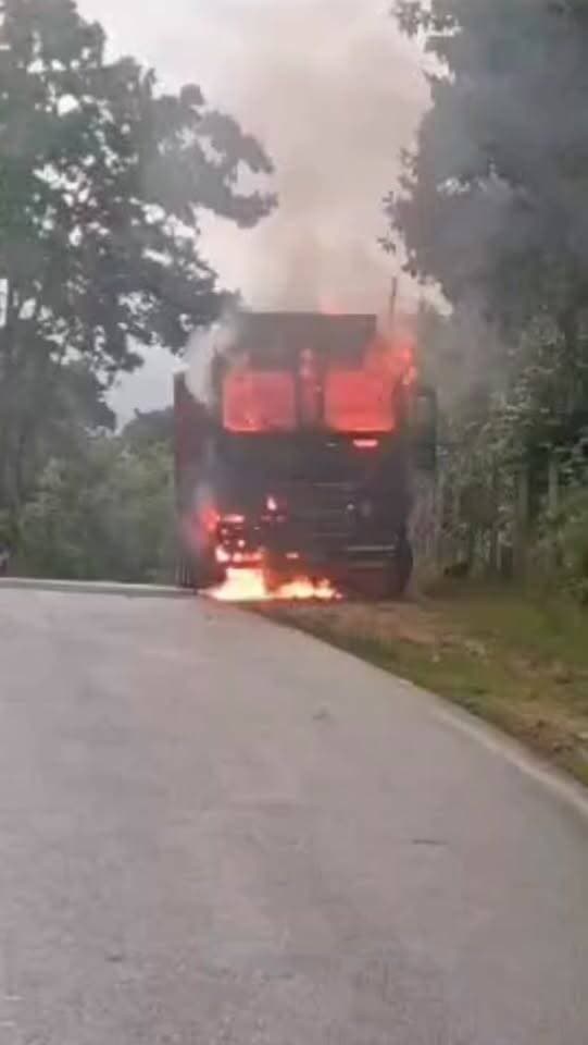 जशपुर में चलती ट्रक में लगी भीषण आग, धु धुकर जला ट्रक#jashpur #जशपुर