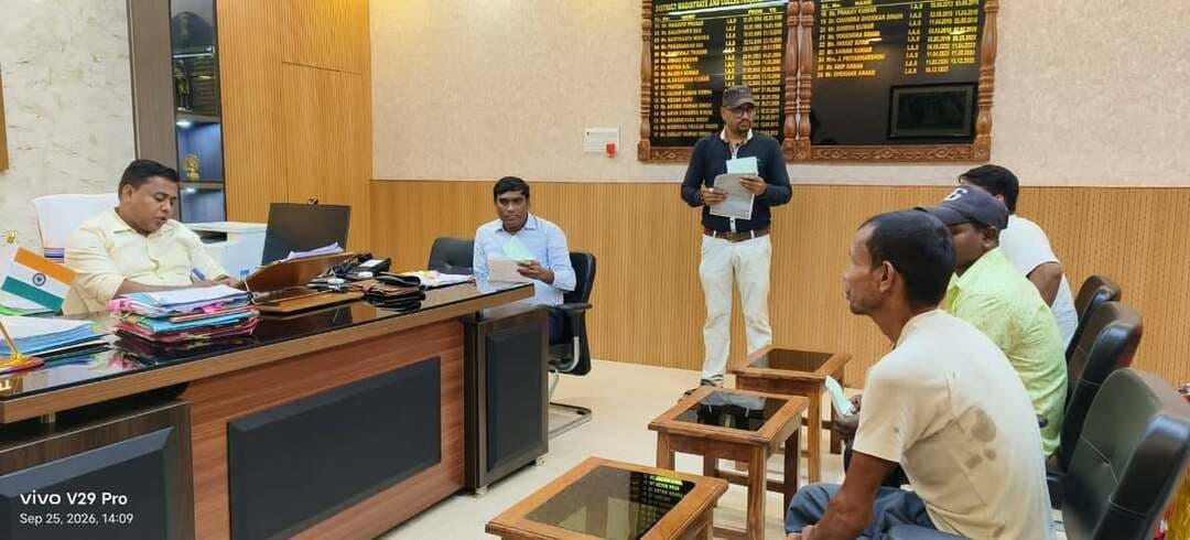 आज दिनांक 25 सितंबर 2026 को श्री शेखर आनंद, जिला पदाधिकारी शेखपुरा की अध्यक्षता में अपने कार्यालय प्रकोष्ठ में 'सबका सम्मान, जीवन आसान' कार्यक्रम का आयोजन किया गया। इस कार्यक्रम में जिले के दूर-दराज क्षेत्रों से आए फरियादियों ने अपनी समस्याओं को लेकर अपर समाहर्ता महोदय के समक्ष रखी। आज के इस कार्यक्रम में कुल 23 आवेदन प्राप्त हुए।
जिला पदाधिकारी महोदय ने स्वयं प्रत्येक फरियादी को अपने पास बुलाकर उनकी समस्याओं को ध्यानपूर्वक सुने और सभी आवेदनों की गंभीरता को देखते हुए अपर जिला पदाधिकारी महोदय ने मौके पर ही संबंधित विभागों के पदाधिकारियों को निर्देशित कर इन मामलों की निष्पक्ष जांच करने और गुणवत्तापूर्ण निष्पादन सुनिश्चित करने का आदेश दिया।
Information & Public Relations Department, Government of Bihar
District Administration Sheikhpura
CMO Bihar
#samratchoudhary
#CMSamrat