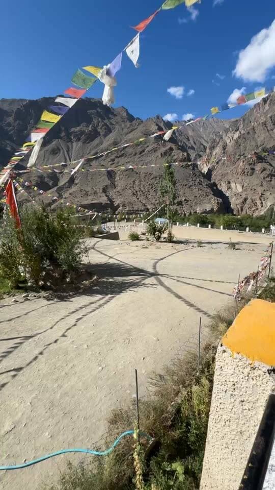 साथियों नमस्कार हम हैं इस समय आर्यन वाली लेह लद्दाख और आप देख सकते हैं इन सुंदर पहाड़ों को और सुंदर -सुंदर नजारों को