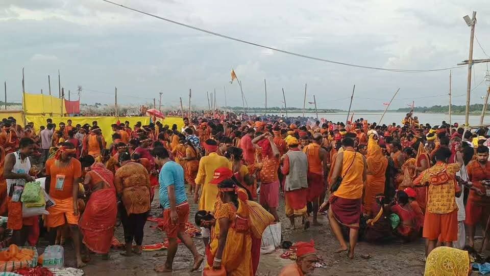 शिवहर। अनंत चतुर्दशी के अवसर पर बागमती नदी के संगम घाट पर आस्था का सैलाब उमड़ पड़ा है। दूर-दराज से बड़ी संख्या में कांवरिया बेलवा पहुंच रहे हैं। संगम स्थल पर जल बोझी करने के बाद कांवरियों का जत्था बाबा सोमेश्वर नाथ धाम, अरेराज के लिए रवाना हो रहे है।