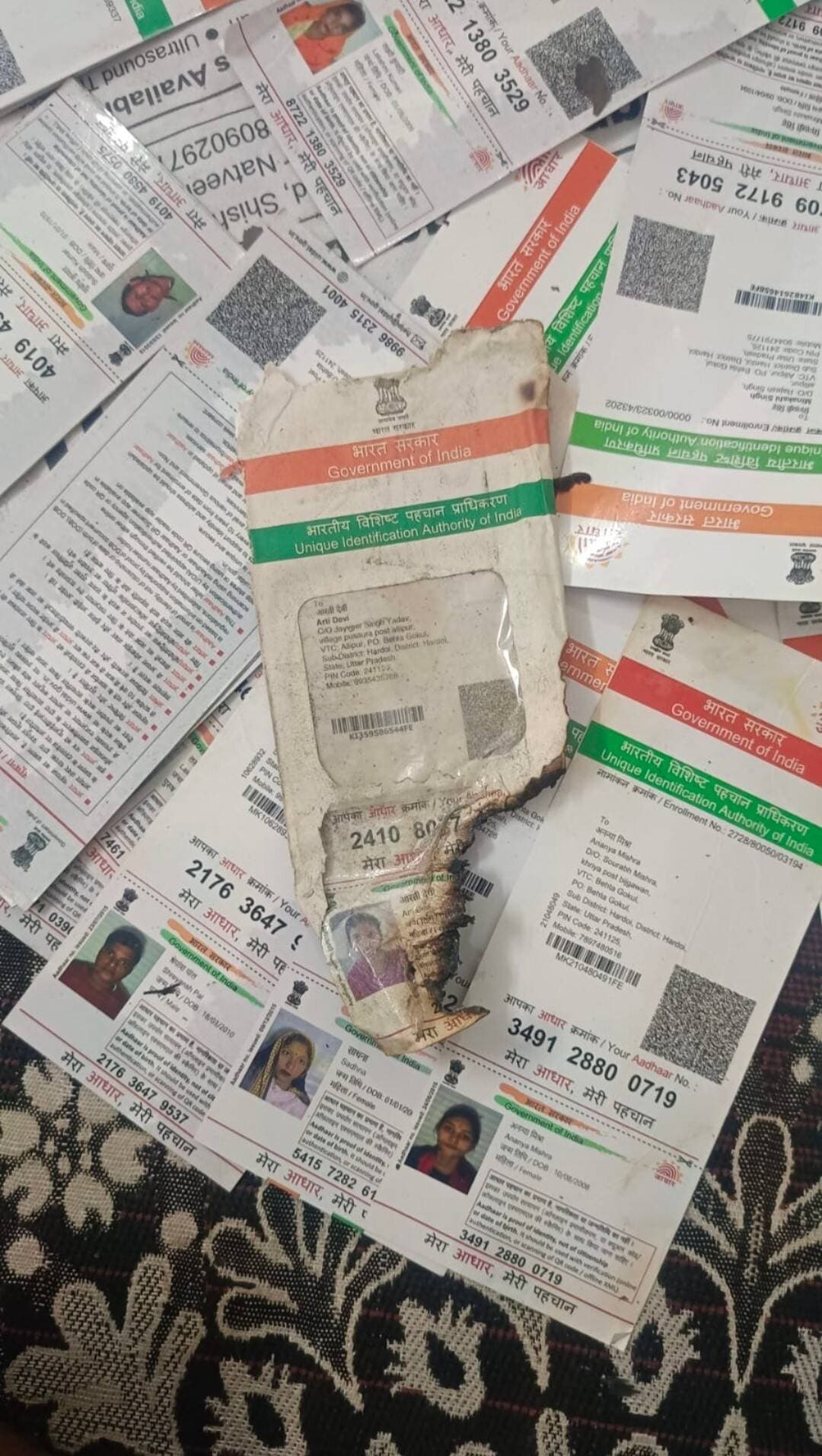 आइडेंटी की उम्मीद में बैठे लोगों की उम्मीद में लगाई आग डाक विभाग का कारनामा उजागर
हरदोई आईडी कार्ड बनवाने के लिए जहाँ लोगों को धक्के खाने पड़ते हैं और तमाम प्रकार की मुसीबतो का सामना करना पड़ता हैं। तो वहीं डाक विभाग उनकी आईडी कार्ड बांटने की जगह उनकी उम्मीदों में आग लगाने में लगा हुआ है।वि0ख0 बावन की ग्रामपंचायत सकाहा में शराब ठेका के निकट किसी ने कई सैकड़ा आधार कार्ड,पेन कार्ड व डाक विभाग में भेजें गए तमाम अभिलेखों को आग के हवाले कर दिया गया।जबकि चंद कदमों की दूरी पर सकाहा डाकखाना 241125 स्थित है। ग्रामीणों की नज़र जब जलते अभिलेखों पर पड़ी तो तो सभी ग्रामीणों ने जल्द आग पर नियंत्रण पाकर बहुत से आधार कार्ड पेन कार्ड जले व अधजले कार्ड सुरक्षित निकाल लिए जिसमें डाकखाना पिन कोड संख्या 241125 में पड़ने वाले तमाम गांवों के अभिलेख प्रपत्र मौजूद थे। डाक विभाग के इस कृत्य से जहां ग्रामीणों और क्षेत्र की जनता में भयानक आक्रोश पनप रहा है तो वहीं डाक विभाग के कर्मचारीयो की कार्यशैली अत्यंत चिंता जनक व दुर्भाग्य पूर्ण प्रदर्शित हो रही है।ग्रामीणों ने सकाहा निवासी वरिष्ठ समाज सेवी सुशील गोस्वामी को घटना क्रम का विडियो फोटो सहित बचे हुए अभिलेख उपलब्ध कराए जो कि अब उनके आईडी कार्ड घर घर पहुंचाकर प्रशंसनीय कार्य कर रहे हैं। वहीं ग्रामीणों और क्षेत्र की जनता डाक विभाग पर निष्पक्ष जांच कर कठोर कार्यवाही कराने की बात कर रही हैं।अब डाक विभाग पर क्या कार्यवाही होगी इस आसमे जनता बैठी हुई है