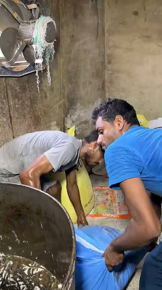 Old Bakery’s Crunchy Rusk Making 🤎🔥 | Traditional Bakery Process
#RuskMaking #CrunchyRusk #OldBakery #TraditionalBakery #BakeryMaking #Rusk #BakeryProcess #FoodMaking #StreetFood #IndianFood #FoodShorts