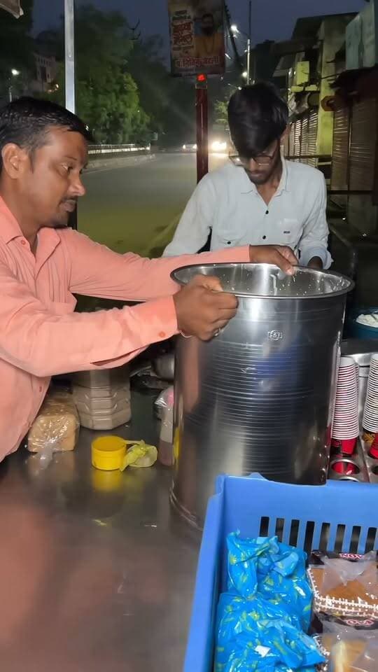 Hardworking Uncle Selling Delicious Bread Makkhan For Just ₹60 😍🔥 | Near JK Temple, Kanpur
#BreadMakkhan #BreadButter #KanpurStreetFood #KanpurFood #StreetFood #IndianStreetFood #Foodie #StreetFoodIndia #Kanpur #FoodLovers