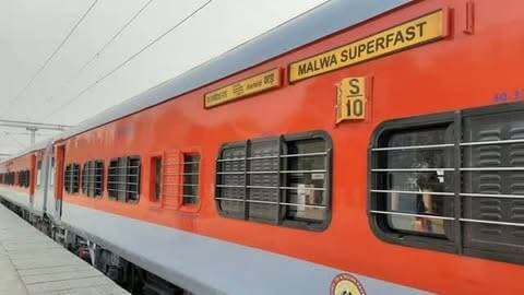 शिवपुरीवासियों के लिए बड़ी रेल कनेक्टिविटी की उम्मीद, मालवा एक्सप्रेस से कटरा तक सीधा सफर चर्चा में
#शिवपुरी जिले में रेल कनेक्टिविटी को लेकर बड़ी खबर सामने आई है। इंदौर/डॉ. अंबेडकर नगर से चलने वाली मालवा सुपरफास्ट एक्सप्रेस श्री माता वैष्णो देवी कटरा तक जाती है और ग्वालियर समेत कई प्रमुख स्टेशनों से होकर गुजरती है।
अब शिवपुरी के यात्रियों के लिए इस ट्रेन के ठहराव/कनेक्टिविटी को लेकर उम्मीदें बढ़ी हैं। यदि शिवपुरी में इसका ठहराव मिलता है, तो माता वैष्णो देवी के दर्शन के लिए जाने वाले श्रद्धालुओं के साथ-साथ जम्मू, पंजाब और दिल्ली की ओर यात्रा करने वाले यात्रियों को भी सुविधा मिल सकती है।
सीधी रेल सुविधा मिलने से यात्रियों को ट्रेन बदलने की परेशानी कम होगी और क्षेत्र की आवागमन व्यवस्था को भी लाभ मिल सकता है।
हालांकि, शिवपुरी स्टेशन पर मालवा एक्सप्रेस के नए ठहराव की आधिकारिक पुष्टि होने के बाद ही इसे अंतिम रूप से लागू सुविधा माना ज�