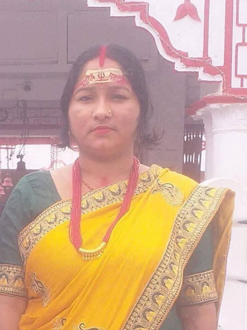 #नेपाल के पहाड़ी इलाके सहित तराई और अपने यहां लगातार #बारिश हो रही है...28 सितम्बर तक बारिश को लेकर #अलर्ट भी किया गया है...लगातार हो रही बारिश के कारण कोसी सहित अन्य नदियों के साथ ही जल-संभर और ग्रामीण इलाकों में बहने वाली धार में #जलस्तर में भी इजाफा हो रहा है...ऐसे में सावधानी के साथ सतर्कता जरूरी है...क्योंकि जान है तो जहान है...
#फुलकाहा थाना क्षेत्र के #मानिकपुर गांव में #बलुआही_धार में अचानक जलस्तर के बढ़ने के कारण डूबने से #दो_विवाहिता_की_मौत से सचेत होने की जरूरत है...दोनों विवाहिता मवेशी के चारा काटने के लिए बलुआही धार को अन्य महिलाओं के साथ पार कर रही थी...इसी दौरान धार में पानी बढ़ने के कारण महिला गहरे पानी में चली गई और हादसे का शिकार हो गई...स्थानीय ग्रामीणों ने दोनों विवाहिता को बाहर निकालकर अस्पताल पहुंचाया,लेकिन तब तक महिला की मौत हो चुकी थी...मृतका अड़हुल देवी पति अरुण यादव और अर्चना देवी पति कुंदन यादव थी...
फुलकाहा के मानिकपुर में घटित घटना ग्रामीण इलाकों में खासकर #सचेत करने वाली है...इसलिए इस मौसम में सावधानी बरतें और सचेत रहे...नदी,धार या जल-संभर को जान जोखिम में डालकर पार करना,खुद के साथ साथ परिवार के लिए मुसीबत खड़ा कर सकता है...मौसम के बदले इस रूप में #सतर्कता के साथ #सावधानी और #सचेत रहना जरूरी है...🙏🙏
