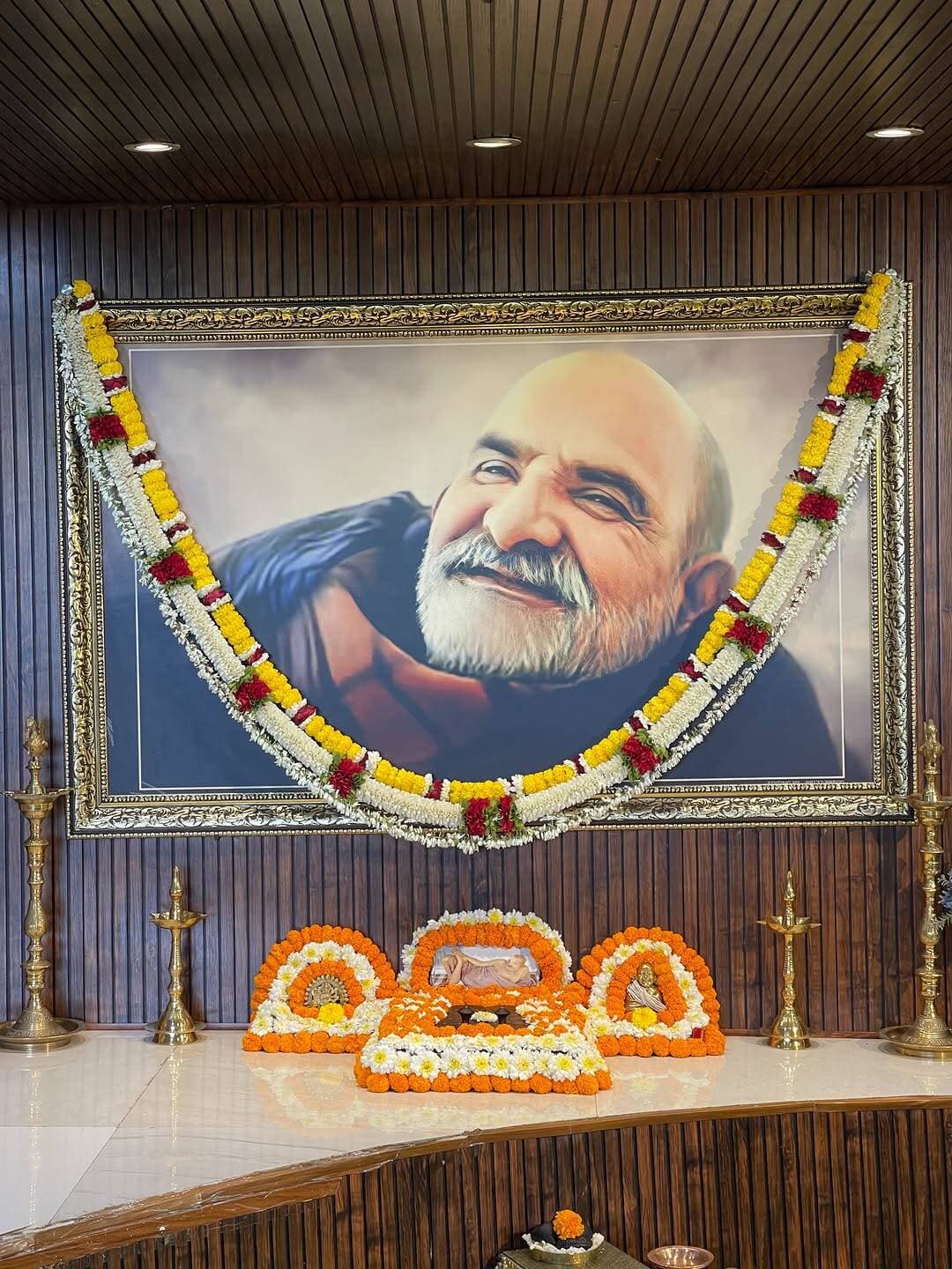 🌼 चरण पादुका सेवा🌼
#नीमकरौरीधामइंदौर
#neemkarolimaharajji