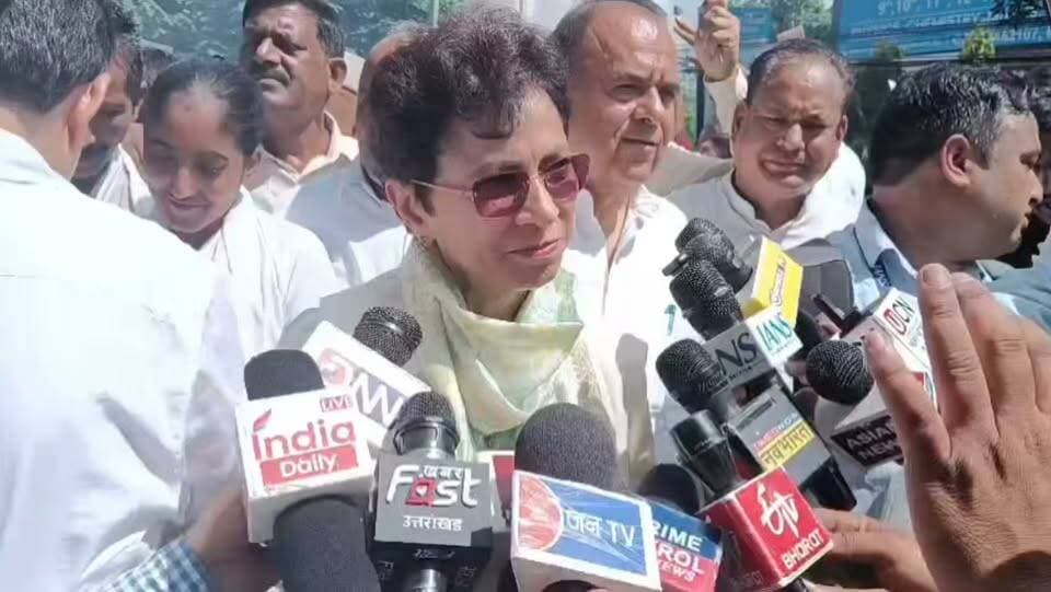 देहरादून।
आज कांग्रेस के तमाम कार्यकर्ताओं और नेताओं ने चुनाव संबंधी अनियमितताओं और मतदाता सूची से जुड़े कथित मामलों के साथ ही मुख्य चुनाव आयुक्त ज्ञानेश कुमार के इस्तीफे की मांग को लेकर सचिवालय घेराव किया, पार्टी प्रदेश प्रभारी कुमारी शैलजा की मौजूदगी में और पार्टी प्रदेश अध्यक्ष गणेश गोदियाल के नेतृत्व में नेता प्रतिपक्ष यशपाल आर्य, पूर्व मुख्यमंत्री हरीश रावत, पार्टी के पूर्व प्रदेश अध्यक्ष करन माहरा समेत विधायकों ने प्रदर्शन में भाग लिया।इससे पहले सभी कांग्रेसी राजपुर रोड स्थित प्रदेश मुख्यालय में एकत्रित हुए, उसके बाद भारी संख्या में जुलूस निकालते हुए सचिवालय कूच करने निकले लेकिन पुलिस ने कांग्रेस जनों को सचिवालय से पहले बेरिकेडिंग की दो लेयर लगाकर रोक दिया, इससे आक्रोशित कांग्रेसी कार्यकर्ता और नेता बेरिकेडिंग पर चढ़ गए। और सरकार के खिलाफ वोट चोरी का आरोप लगाते हुए जमकर नारेबाजी करते हुए प्रदर्शन किया। इस दौरान कांग्रेस कार्यकर्ताओं ने विरोध स्वरूप सुभाष रोड पर मुख्य चुनाव आयुक्त ज्ञानेश कुमार का पुतला दहन करते हुए अपना आक्रोश जताया। फिलहाल सभी कांग्रेसी नेता और कार्यकर्ता सुभाष रोड में धरने पर बैठे हुए हैं और केंद्र सरकार के खिलाफ जमकर नारेबाजी कर रहे हैं।
बाइट: सांसद सैलजा, प्रभारी कांग्रेस
बाइट: गणेश गोदियाल, प्रदेश अध्यक्ष कांग्रेस
बाइट: करण माहरा, पूर्व प्रदेश अध्यक्ष कांग्रेस