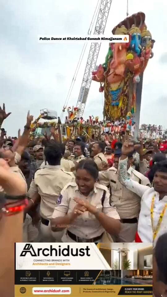 Hyderabad: गणपति उत्सव में Telangana Police, वीडियो वायरल
हैदराबाद में गणपति उत्सव के दौरान तेलंगाना पुलिस ने भी बप्पा के दर्शन किए और आरती में हिस्सा लिया। वीडियो सोशल मीडिया पर वायरल। Haters का मेल्टडाउन शुरू — 10…9…8…🔥
पूरी जानकारी: https://www.bharatnamanews.com
#TelanganaPolice #GanpatiCelebrations #Hyderabad #ViralVideo #HatersMeltdown #GanpatiBappaMorya