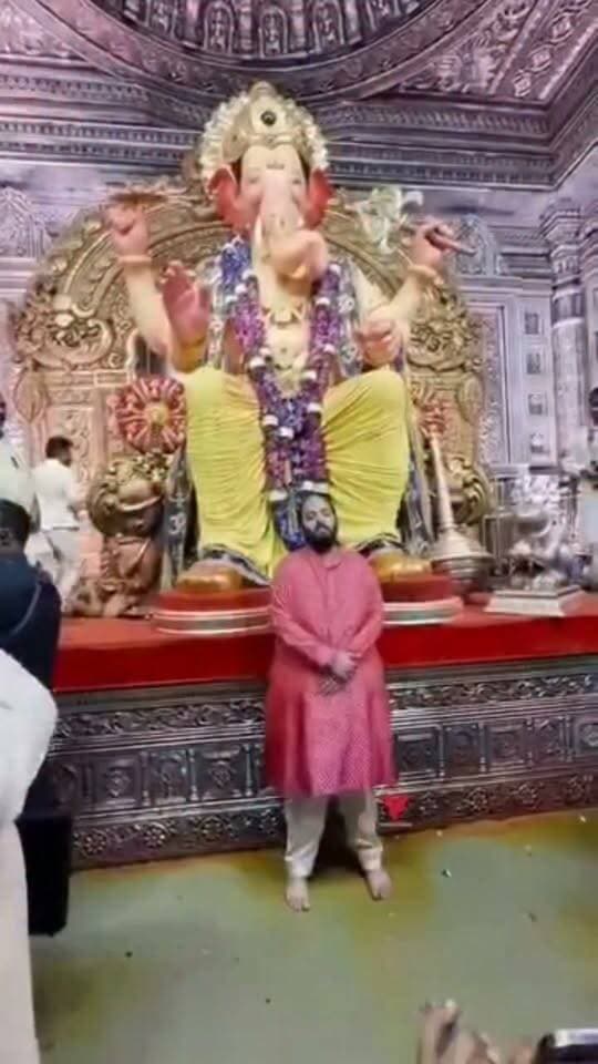 अंबानी परिवार ने गणेश उत्सव के बाद मुंबई के गिरगांव चौपाटी पर बेहद भव्य और पारंपरिक अंदाज में अपने घर 'एंटीलिया' के गणपति बप्पा का विसर्जन किया, विसर्जन से पहले अंबानी परिवार ने मुंबई के प्रसिद्ध लाल बागच्चा राजा पंडाल में जाकर बप्पा के दर्शन किए ओर आशीर्वाद लिया ।