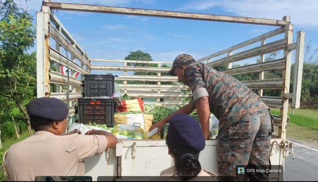 पुलिस अधीक्षक, किशनगंज के निर्देशानुसार प्रातः कालीन गश्ती के दौरान जिला के विभिन्न थाना क्षेत्रों एवं प्रमुख मार्गों पर विशेष वाहन चेकिंग अभियान' चलाया गया।
इस दौरान पुलिस टीमों ने दोपहिया एवं चारपहिया वाहनों को रोककर आवश्यक दस्तावेजों, ड्राइविंग लाइसेंस, हेलमेट, सीट बेल्ट तथा वाहन की वैधता की जाँच की।पुलिस बल द्वारा बाजार क्षेत्रों, चौक-चौराहों, संवेदनशील स्थानों एवं सीमावर्ती मार्गों पर विशेष निगरानी की जा रही है।
किशनगंज पुलिस जिला में कानून-व्यवस्था बनाए रखने, अपराध की रोकथाम तथा आमजन की सुरक्षा सुनिश्चित करने के लिए लगातार सतर्क एवं प्रतिबद्ध है।