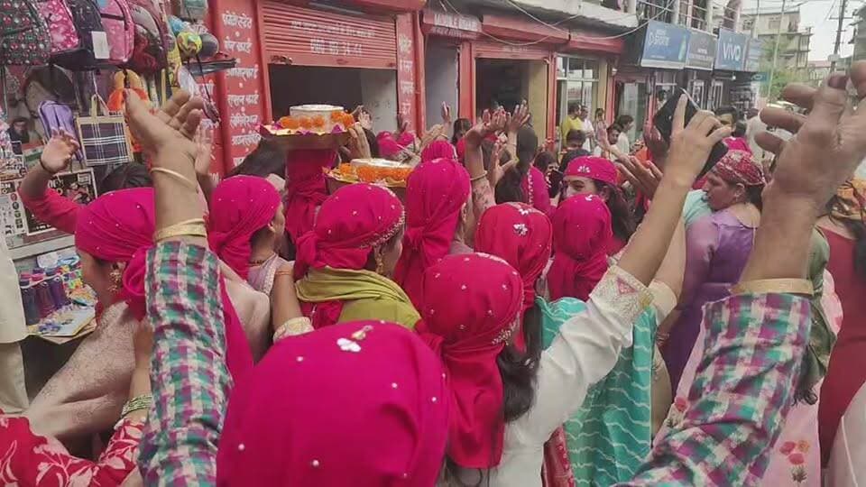 LIVE: चालदा महासू महाराज के दर्शन को निकली पश्मी गांव की भांजिया, शिलाई बाजार में गूंजा आस्था का जयघोष, भव्य शोभायात्रा की LIVE तस्वीरें नीलम ठाकुर के साथ...