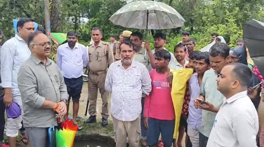 कच्ची दीवार गिरने से तीन लोगों की मौत, एसडीएम ने घटनास्थल का किया निरीक्षण
रहमतपुर में हादसे के बाद प्रशासन ने शव पोस्टमार्टम के लिए भेजे, ग्रामीणों से सुरक्षित स्थानों पर रहने की अपील
मितौली। नीमगांव थाना क्षेत्र के रहमतपुर गांव में कच्ची दीवार गिरने से एक ही परिवार के तीन लोगों की मौत के मामले में शनिवार को एसडीएम मितौली संतदास पंवार ने घटनास्थल पर पहुंचकर जायजा लिया। हादसे के बाद मौके पर पहुंची नीमगांव पुलिस ने तीनों शवों को कब्जे में लेकर पंचनामा भरने की कार्रवाई की और पोस्टमार्टम के लिए भेज दिया।
बताया जा रहा है कि मृतक परिवार के दो कमरे बने हुए थे, इसके बावजूद परिवार के सदस्य कच्ची दीवार और छप्पर से बने हिस्से में सो रहे थे। लगातार हो रही बारिश के बीच कच्ची दीवार गिरने से तीन लोगों की जान चली गई।
एसडीएम मितौली संतदास पंवार द्वारा लगातार ग्रामीण क्षेत्रों में लोगों को कच्चे और जर्जर मकानों में न सोने की सलाह दी जा रही है। प्रशासन की ओर से बारिश के दौरान सुरक्षित स्थान पर रहने की अपील भी की जा रही है। इसके बावजूद कच्चे मकानों में रहना लोगों के लिए जानलेवा साबित हो रहा है।
हादसे के बाद प्रशासन ने लोगों से अपील की है कि बारिश के दौरान कच्ची दीवारों, जर्जर मकानों और छप्पर वाले हिस्सों से दूर रहें तथा खतरा महसूस होने पर तत्काल सुरक्षित स्थान पर चले जाएं।
#YogiAdityanath #nonfollowers #UpdateNews #BreakingNews