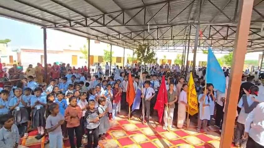 बाड़मेर जिला स्तरीय खेलकूद प्रतियोगिता (शतरंज) कार्यक्रम में आगमन भाग लेने पहूंचे सांसद बेनीवाल।
Ummeda Ram Beniwal Mewaram Jain Harish Chaudhary