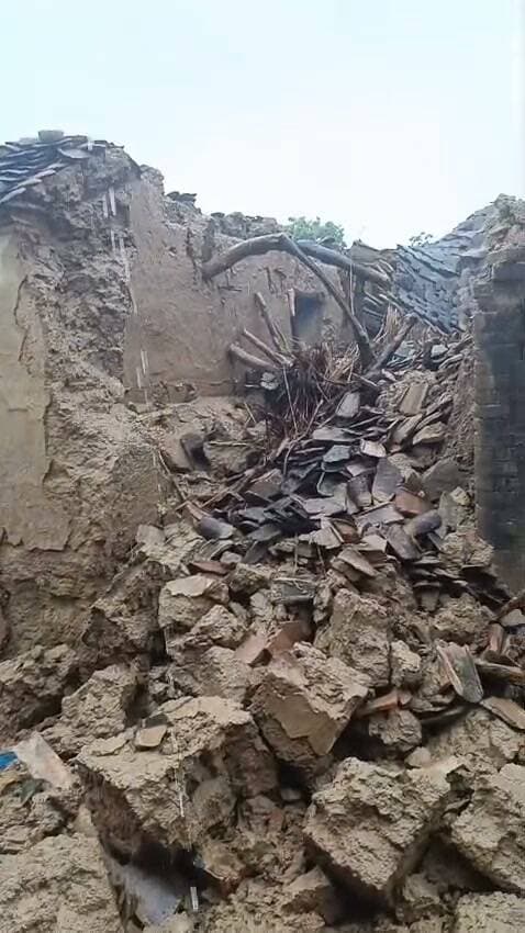 माधौगढ़ तहसील क्षेत्र के रामपुरा विकास खंड के अंतर्गत उदौतपुरा गांव में एक कच्चा मकान लगातार हो रही बारिश के कारण गिर गया!! जिससे एक व्यक्ति को मामूली चोटें आई और उसमें एक बकरी दब गई, जिससे भारी नुकसान हुआ है!! बताया कि घर कच्चा था और बारिश के कारण गिर गया है! जिससे भरी नुकसान हो गया है। व्यक्ति का खाने पीने का सामान उसी में है!!