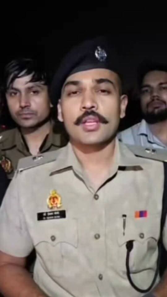 कोतवाली कालपी पुलिस एवं स्वाट/सर्विलांस की संयुक्त टीम द्वारा चेकिंग के दौरान ग्राम उसरगाँव के देवपुरा माता मन्दिर में दिनांक 16/17-09-2026 की रात्रि में चोरी की घटना कारित करने वाले 03 शातिर अभियुक्त पुलिस मुठभेड़ के दौरान गिरफ्तार, जिसमे एक अभियुक्त पुलिस द्वारा की गयी आत्मरक्षार्थ फायरिंग में गोली लगने से घायल हुआ, कब्जे से अवैध असलहा मय जिन्दा व खोखा कारतूस चोरी के 26 अदद घण्टे व करीब 12,000/- रुपये नगद, घटना में प्रयुक्त मोटरसाईकिल चोरी करने के उपकरण इत्यादि बरामद होने के संबन्ध में अपर पुलिस अधीक्षक जालौन की बाईट ।