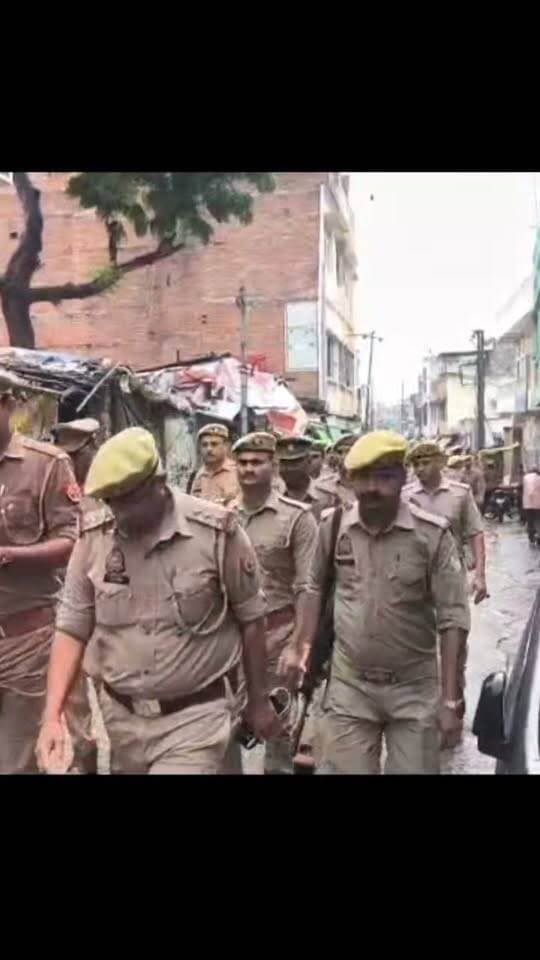 अपर पुलिस अधीक्षक जालौन द्वारा अनंत चतुर्दशी पर्व एवं जुम्मे की नमाज के दृष्टिगत जनपद में सुरक्षा, शान्ति एवं कानून व्यवस्था सुदृढ बनाये रखने के उद्देश्य से पुलिस बल के साथ नगर उरई में मुख्य मार्ग/सर्राफा बाजार, सार्वजनिक/भीड़भाड़ वाले स्थानों पर फ्लैग मार्च/पैदल गस्त कर सुरक्षा व्यवस्था का जायजा लिया गया तथा आमजनमानस/व्यापारी बन्धु, दुकानदार आदि से संवाद कर उनकी सुरक्षा के प्रति आश्वस्त किया गया ।