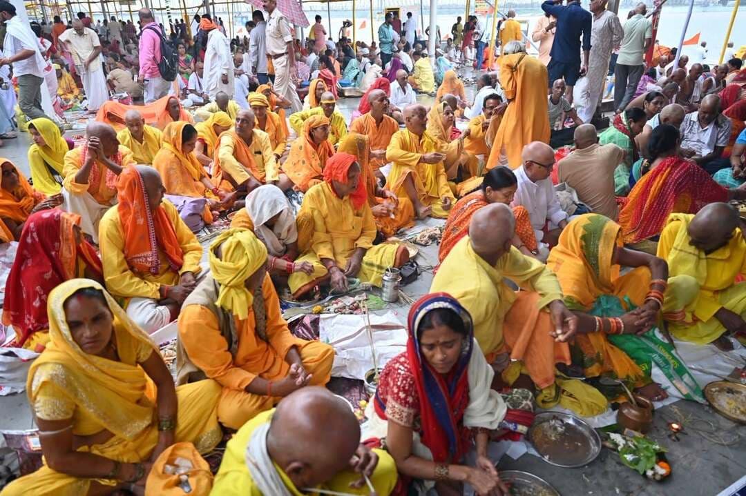 बारिश के बावजूद बड़ी संख्या में तीर्थयात्री विष्णुपद के विभिन्न घाटो पर अपने पूर्वजों का तर्पण कर रहे हैं।
CMO Bihar Samrat Choudhary Information & Public Relations Department, Government of Bihar Department of Tourism, Government of Bihar PMO India Art, Culture and Youth Department, Government of Bihar Bihar Tak Press Information Bureau - PIB, Government of India Ministry of Tourism, Government of India