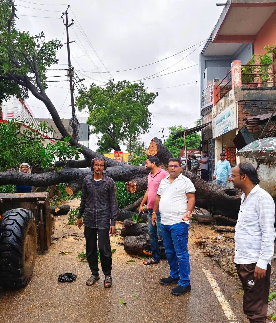 बारिश के अलर्ट पर बस्ती प्रशासन अलर्ट, खुद मैदान में उतरे अधिकारी
CRO और नगर पालिका ईओ ने संवेदनशील क्षेत्रों, नदी तटों व घाटों का किया निरीक्षण, जलभराव से निपटने की तैयारियों का लिया जायजा
बस्ती। मौसम विभाग (IMD) की ओर से 25, 26 और 27 सितंबर को बस्ती में तेज हवाओं के साथ भारी बारिश की चेतावनी के बाद जिला प्रशासन पूरी तरह अलर्ट मोड में आ गया है। संभावित जलभराव, नदियों के जलस्तर में वृद्धि और आपदा की आशंका को देखते हुए जिलाधिकारी कृत्तिका ज्योत्स्ना ने अधिकारियों को लगातार क्षेत्र में निगरानी रखने और हर स्थिति से निपटने के लिए तैयार रहने के निर्देश दिए हैं।
जिलाधिकारी के निर्देश पर मुख्य राजस्व अधिकारी (CRO) कीर्ति प्रकाश भारती शनिवार सुबह से ही विभिन्न संवेदनशील क्षेत्रों में पहुंचीं। उन्होंने नदी तटों और घाटों का स्थलीय निरीक्षण कर जलस्तर, जल निकासी व्यवस्था तथा संभावित जलभराव वाले क्षेत्रों की स्थिति का जायजा लिया। मौके पर मौजूद अधिकारियों और कर्मचारियों को आवश्यक तैयारियां पूरी रखने तथा किसी भी आपात स्थिति में तत्काल कार्रवाई के निर्देश दिए गए।
नगर क्षेत्र में भी जलनिकासी व्यवस्था की पड़ताल
भारी बारिश की संभावना को देखते हुए नगर पालिका प्रशासन भी पूरी तरह सक्रिय है। नगर पालिका के अधिशासी अधिकारी (ईओ) ने फील्ड में पहुंचकर नालों, जलनिकासी व्यवस्था और जलभराव की आशंका वाले स्थानों का निरीक्षण किया। कर्मचारियों को संवेदनशील क्षेत्रों में विशेष निगरानी रखने और बारिश के दौरान जलनिकासी में किसी तरह की बाधा आने पर तत्काल कार्रवाई करने के निर्देश दिए गए।
प्रशासन की अपील—सहयोग करें, अफवाहों से बचें
जिला प्रशासन ने जनपदवासियों से अपील की है कि खराब मौसम के दौरान अनावश्यक रूप से नदी, घाट, निचले इलाकों और जलभराव वाले क्षेत्रों में जाने से बचें। प्रशासन द्वारा जारी दिशा-निर्देशों का पालन करें और किसी भी आपात स्थिति में संबंधित अधिकारियों को तत्काल सूचना दें।
अधिकारियों के खुद फील्ड में उतरने से प्रशासन की तैयारियों की सक्रियता स्पष्ट दिखाई दे रही है। प्रशासन ने लोगों से अपील की है कि मौसम की स्थिति को देखते हुए घबराने के बजाय सतर्क रहें, सुरक्षित रहें और प्रशासन का सहयोग करें।