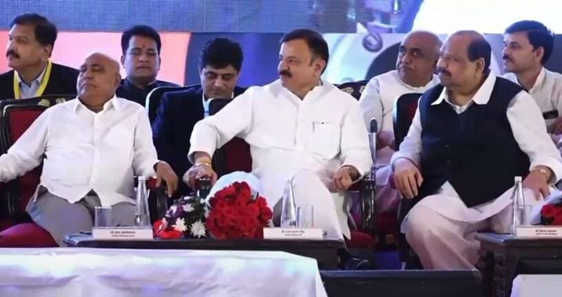 मध्य प्रदेश में "बहुत से RTO ऑफिसर गांधीवादी हैं। गांधी की नोट दिखती है तो फटाफट ठप्पे मारते हैं..."
"सीएम सुगम परिवहन योजना" के शुभारंभ कार्यक्रम के दौरान भोपाल में केंद्रीय परिवहन मंत्री नितिन गडकरी