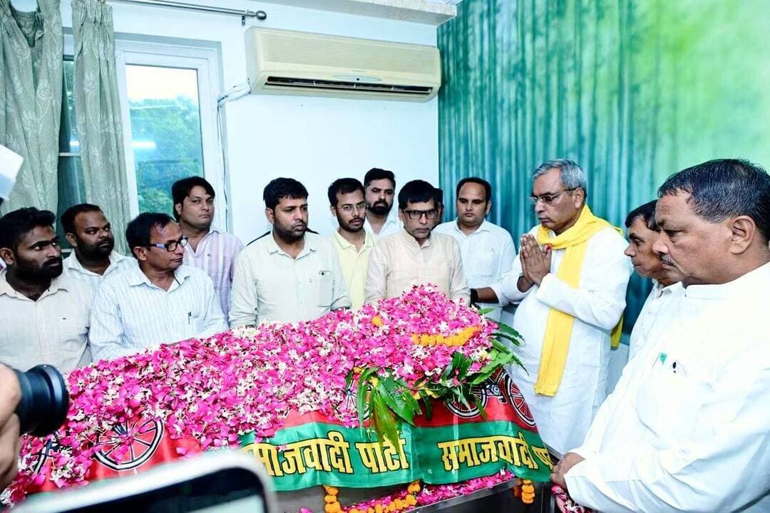 पूर्व नेता प्रतिपक्ष एवं पूर्व मंत्री #रामगोविंद_चौधरी के #निधन पर शोक जताने लखनऊ स्थित उनके आवास पहुंचे #सुभासपा अध्यक्ष एवं उत्तर प्रदेश सरकार में #पंचायतीराज #मंत्री #ओमप्रकाश_राजभर। उन्होंने पार्थिव शरीर पर पुष्प अर्पित कर भावभीनी #श्रद्धांजलि दी और शोकाकुल परिजनों से मुलाकात कर अपनी गहरी संवेदनाएं व्यक्त की। ओमप्रकाश राजभर ने दिवंगत आत्मा की शांति तथा परिजनों को इस अपार दुःख को सहन करने की शक्ति प्रदान करने की प्रार्थना की।
#followerseveryone #nonfollowersviewers #रामगोविंद_चौधरी
#OmPrakashRajbhar #RamGovindChaudhary #SuheldevBharatiyaSamajParty #UttarPradeshPolitics