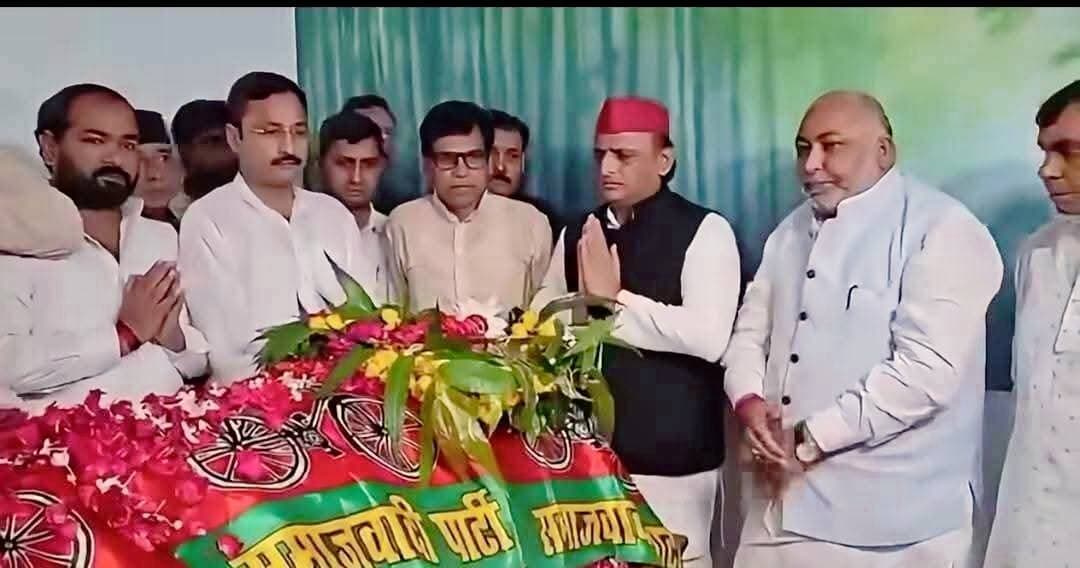 पूर्व #मंत्री एवं उत्तर प्रदेश विधानसभा के पूर्व नेता #प्रतिपक्ष #रामगोविंद_चौधरी को #श्रद्धांजलि देने लखनऊ स्थित उनके आवास पर सपा अध्यक्ष एवं पूर्व #मुख्यमंत्री #अखिलेश_यादव और उत्तर प्रदेश सरकार के #मंत्री #दयाशंकर_सिंह एक साथ पहुंचे। दोनों नेताओं ने पार्थिव शरीर के अंतिम दर्शन कर श्रद्धांजलि अर्पित की और शोकाकुल परिजनों से मुलाकात कर अपनी संवेदना व्यक्त की। राम गोविंद चौधरी के निधन से #बलिया समेत पूरे प्रदेश के राजनीतिक एवं सामाजिक क्षेत्र में #शोक का माहौल है।
#followerseveryone #nonfollowersviewers
#RamGovindChaudhary #AkhileshYadav #DayashankarSingh #UttarPradeshPolitics #Tribute