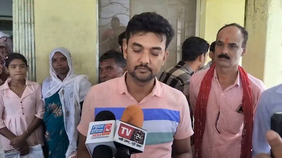 #सीधी जिले के ग्राम शिकरा-दरिया़ में बिजली और सड़क के लिए संघर्ष तेज
पीड़ित परिवारों की समस्याओं को लेकर उठी आवाज—“आजादी के दशकों बाद भी ग्राउंड की हालत देखकर दुखी हूं, न्याय की लड़ाई किसी भी हद तक जारी रहेगी”शिवसेना प्रदेश उपाध्यक्ष विवेक पांडे
सीधी। शिकरा-दरिया़ क्षेत्र में विद्युत समस्या और सड़क की बदहाल स्थिति को लेकर ग्रामीणों की परेशानियां लगातार सामने आ रही हैं। स्थानीय लोगों का कहना है कि खराब सड़क और बिजली की समस्या का सीधा असर उन परिवारों पर पड़ रहा है, जो लंबे समय से बुनियादी सुविधाओं की कमी से जूझ रहे हैं।
क्षेत्र की समस्याओं को लेकर संघर्ष कर रहे लोगों ने कहा कि “ये लड़ाई उन पीड़ित परिवारों के लिए है, जिनके जीवन में आज भी अंधेरा है, जो भोले-भाले हैं और अक्सर व्यवस्था की अनदेखी का शिकार होते हैं। ऐसे लोगों को अनदेखा करना भी पाप है।”
“ग्राउंड की हालत देखकर दुखी हूं”
संघर्ष से जुड़े वक्तव्य में कहा गया कि आजादी के इतने दशक बीत जाने के बाद भी जब जमीनी हालात देखने को मिलते हैं तो दुख होता है। सड़क और विद्युत जैसी मूलभूत सुविधाओं के लिए ग्रामीणों को संघर्ष करना पड़ रहा है।
उन्होंने कहा कि न्याय और ग्रामीणों के अधिकारों की आवाज उठाने का सिलसिला जारी रहेगा। उनका कहना है कि मांगों को केवल आश्वासन तक सीमित रखने के बजाय धरातल पर काम दिखाई देना चाहिए।
20 दिन बाद फिर बड़े संघर्ष का ऐलान
वक्तव्य में आगामी 20 दिनों के बाद एक बार फिर बड़े संघर्ष की बात कही गई है। संघर्ष से जुड़े लोगों ने स्पष्ट किया कि निर्धारित समय के बाद आंदोलन का अगला चरण तय किया जाएगा और उसका परिणाम चाहे जो हो, ग्रामीणों की समस्याओं को लेकर आवाज उठाना जारी रहेगा।
“कर्म की राह पर संघर्ष जारी रहेगा” का संदेश देते हुए समर्थकों ने क्षेत्र के पीड़ित परिवारों के साथ खड़े रहने की बात कही।
बिजली और सड़क बनीं प्रमुख मांगें
ग्रामीणों की प्रमुख मांगों में क्षेत्र की विद्युत व्यवस्था में सुधार, खराब मार्गों का निर्माण/मरम्मत और बुनियादी सुविधाओं को बेहतर करना शामिल है। अब नजर इस बात पर है कि आगामी 20 दिनों में प्रशासन की ओर से इन समस्याओं के समाधान के लिए क्या ठोस कदम उठाए जाते हैं।
**🚩 जय भवानी 🚩**