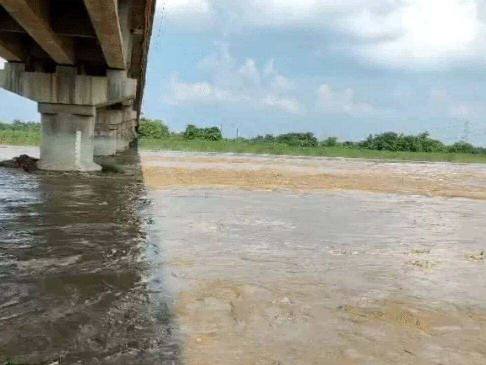 मुजफ्फरपुर में बागमती उफान पर, जमालपुर कोदई में सड़क नदी में समाई; कई गांवों का संपर्क बाधित
पूरी खबर कमेंट बॉक्स में पढ़ें