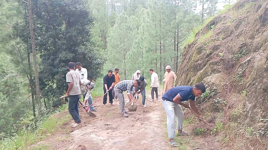 3 किमी सड़क में 2.5 किमी ग्रामीणों ने श्रमदान से काटी, वन भूमि के हिस्से में मशीन से मलबा हटाने की मांग https://champawatkhabar.com/villagers-demanded-removal-of-debris-from-the-machine-in-the-part-of-forest-land-cut-by-shramdaan-in-2-5-km-of-3-km-road/