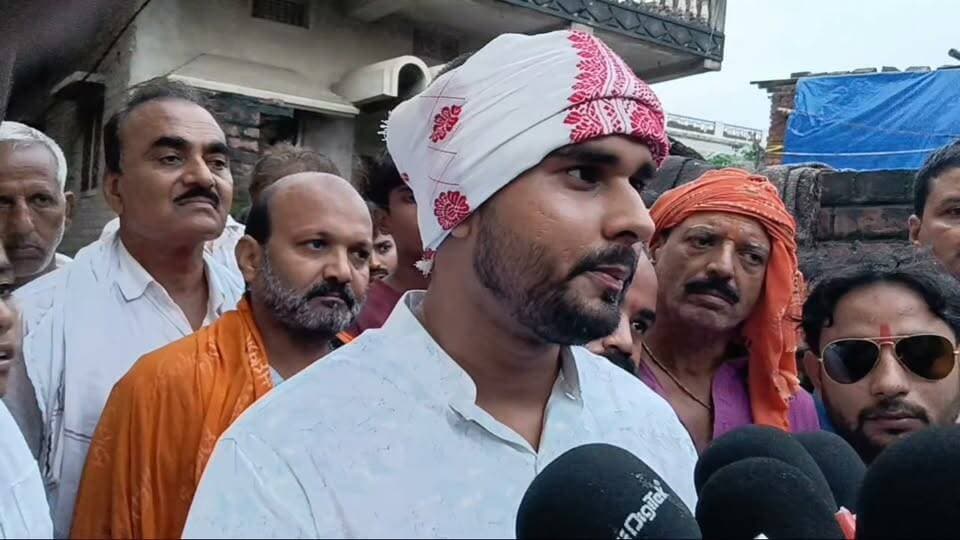 मोकामा/मरांची – रामप्रवेश सिंह हत्याकांड के बाद पीड़ित परिजनों से आज मिलने पहुंचे रणवीर सेना के दिवंगत प्रमुख ब्रहमेश्वर मुखिया जी के पोते मोनू सिंह,,आर्थिक मदद,, समाज से की मदद को आगे आने की अपील....
#रामप्रवेशसिंहहत्याकांड #मरांची #मोकामा #पटनापुलिस