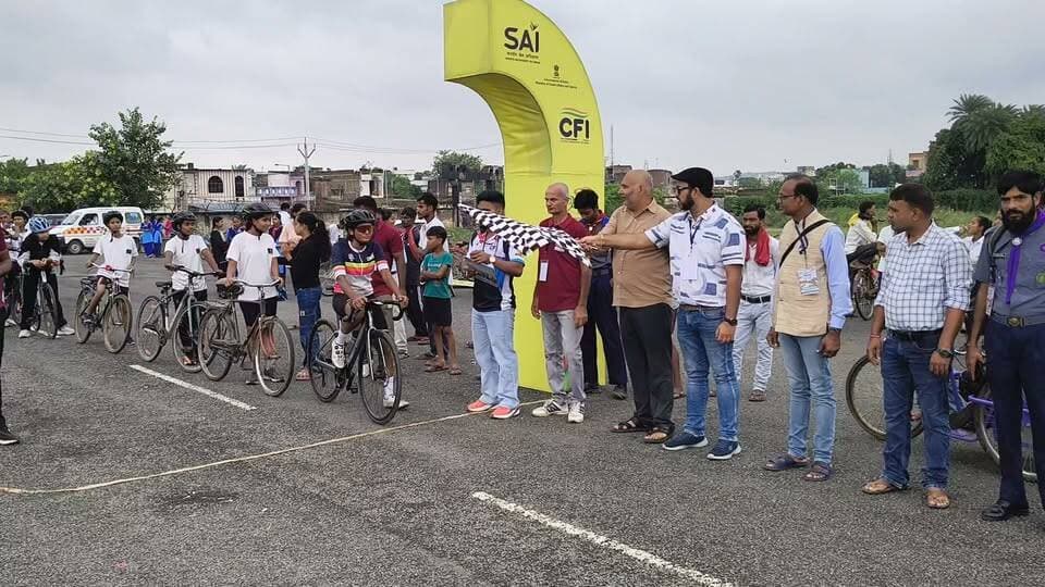 साइकिलिंग फेडरेशन ऑफ इंडिया की देखरेख में साइकिलिंग एसोसिएशन ऑफ बिहार एवं साइकिलिंग एसोसिएशन ऑफ मुंगेर के संयुक्त तत्वावधान में दो दिवसीय अस्मिता खेलो इंडिया महिला रोड साइकिलिंग स्टेट लीग का उद्घाटन शनिवार को हवाई अड्डा मैदान में हुआ। कार्यक्रम का उद्घाटन मुख्य अतिथि डी.जे. कॉलेज के प्रोफेसर भवेश चंद्र पांडे, साइकिलिंग एसोसिएशन ऑफ मुंगेर के सचिव डॉ. उदय शंकर सहित संगठन के सदस्यों ने संयुक्त रूप से दीप प्रज्वलित कर एवं गुब्बारे उड़ाकर किया।
#मुंगेर #MungerNews #हवाईअड्डा TopFan