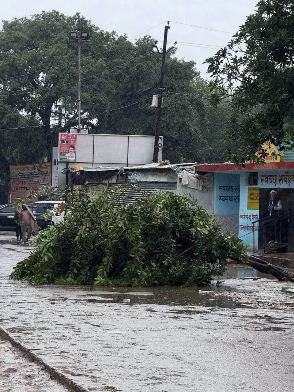 🚨 बाराबंकी बारिश अलर्ट 🚨
बाराबंकी में लगातार 40 घंटे से ज्यादा समय से बारिश जारी है और कई इलाकों में तेज़ आंधी के साथ जलभराव व पेड़ गिरने की घटनाएं सामने आ रही हैं।
मौसम की गंभीर स्थिति को देखते हुए सभी लोग सतर्क रहें और बिना जरूरी काम के घर से बाहर न निकलें।
खासकर बच्चों और बुजुर्गों को घर से बाहर भेजने से बचें।
27 सितंबर 2026 तक कक्षा 1 से 8 तक के विद्यालयों में कक्षाएं स्थगित/अवकाश घोषित किया गया है।
जलभराव वाले रास्तों, पेड़ों और बिजली के खंभों के आसपास जाने से बचें।
जरूरी होने पर ही घर से निकलें और पूरी सावधानी बरतें।
🙏 सुरक्षित रहें, सतर्क रहें और अपने परिवार का ध्यान रखें।
.
.
.
.
.
.
.
#barababki #news #update #alert #page #viralpost