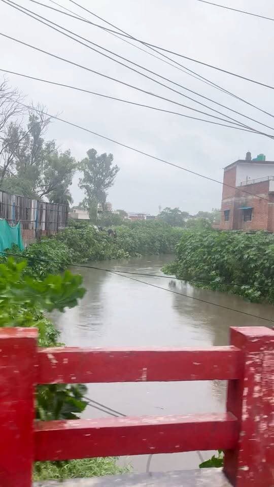 बाराबंकी में बढ़ने लगा जमुरिया नाले में पानी...!
नहीं थमी बरसात, 25 घंटे से हो रही बरसात #viralpost #barabankicity