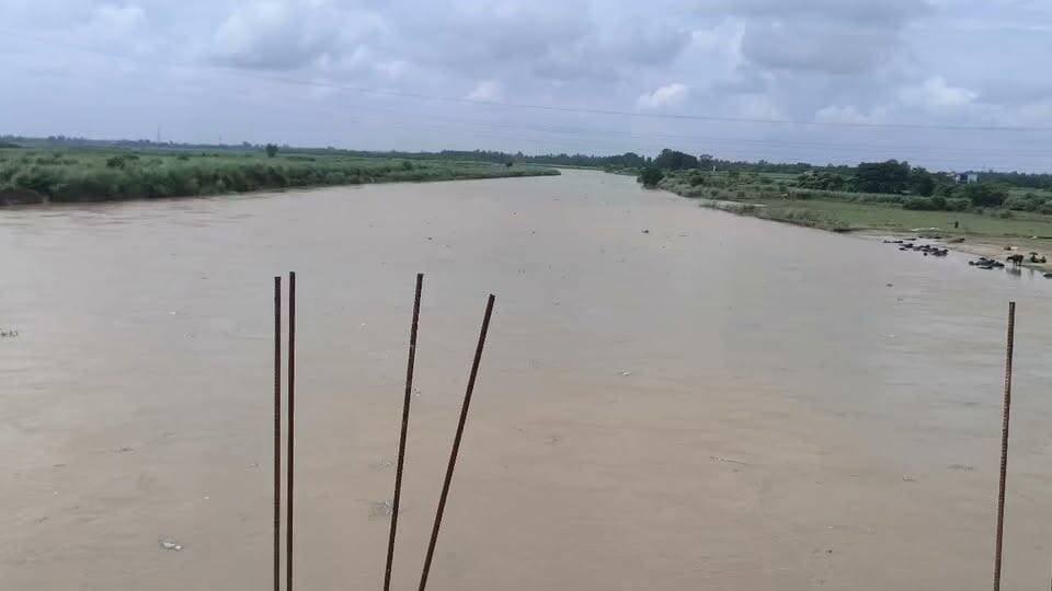 भारी बारिश के बीच नदियों के जलस्तर में बढ़ोतरी, दूनी बैराज से गर्रा में छोड़ा गया 19,483 क्यूसेक पानी
शाहजहांपुर। भारी बारिश के बीच जनपद की नदियों के जलस्तर में बढ़ोतरी दर्ज की गई है। सुबह आठ बजे जारी रिपोर्ट के अनुसार गंगा नदी का जलस्तर 142.22 मीटर, रामगंगा 135.87 मीटर, गर्रा 145.20 मीटर और खन्नौत नदी का जलस्तर 144.25 मीटर दर्ज किया गया। पिछले दिन की तुलना में गंगा में 0.02 मीटर, रामगंगा में 0.07 मीटर, गर्रा में 0.55 मीटर और खन्नौत में 1.50 मीटर की बढ़ोतरी हुई है। हालांकि, चारों नदियां अभी खतरे के निशान से नीचे हैं। सिंचाई विभाग की रिपोर्ट के मुताबिक दूनी बैराज से गर्रा नदी में 19,483 क्यूसेक पानी छोड़ा जा रहा है। कटना नदी में 3,100 क्यूसेक और खन्नौत नदी में 1,950 क्यूसेक पानी पहुंच रहा है। बढ़ते जलस्तर को देखते हुए संबंधित विभागों द्वारा निगरानी की जा रही है।
आपका अपना शहर Aapka Apna Shahar