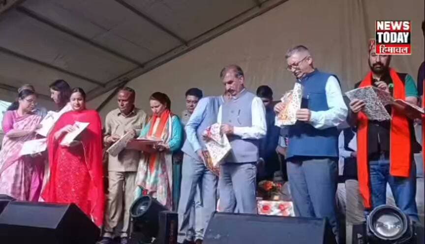 सराहां में वामन द्वादशी मेले का भव्य समापन, बोले सीएम सुक्खू—ग्रामीण अर्थव्यवस्था को मजबूत कर रही सरकार
दूध-हल्दी समेत कृषि उत्पादों पर समर्थन मूल्य और ग्रामीण बच्चों को गुणवत्तापूर्ण शिक्षा देने पर जोर
/>सिरमौर के सराहां में तीन दिवसीय राज्य स्तरीय श्री वामन द्वादशी मेले का रंगारंग समापन हो गया। समापन समारोह में मुख्यमंत्री ठाकुर सुखविंदर सिंह सुक्खू ने बतौर मुख्य अतिथि शिरकत की। मुख्यमंत्री ने मेले को धार्मिक आस्था, लोक संस्कृति और परंपराओं का प्रतीक बताते हुए प्रदेशवासियों और पच्छाद की जनता को शुभकामनाएं दीं।
>सराहां में भगवान वामन की पूजा-अर्चना और भव्य शोभायात्रा के साथ शुरू हुआ वामन द्वादशी मेला तीन दिन तक श्रद्धा, संस्कृति और खेल गतिविधियों से गुलजार रहा। ऐतिहासिक शिरगुल तालाब में भगवान वामन की पालकी का नौका विहार आकर्षण का केंद्र रहा। मेले में दंगल, कबड्डी और विभिन्न सांस्कृतिक कार्यक्रमों ने लोगों का खूब मनोरंजन किया।
>समापन समारोह में मुख्यमंत्री सुक्खू ने कहा कि मेले और उत्सव हिमाचल की समृद्ध संस्कृति को नई पीढ़ी तक पहुंचाने के साथ ग्रामीण अर्थव्यवस्था को भी गति देते हैं। उन्होंने कहा कि किसानों और पशुपालकों की आय बढ़ाने के लिए दूध, हल्दी सहित विभिन्न कृषि उत्पादों पर समर्थन मूल्य जैसे कदम उठाए जा रहे हैं।
“सरकार ग्रामीण अर्थव्यवस्था को मजबूत करने के लिए लगातार कार्य कर रही है। हमारा प्रयास है कि किसानों और पशुपालकों को उनके उत्पादों का उचित मूल्य मिले और हिमाचल आत्मनिर्भर बने।”
मुख्यमंत्री ने ग्रामीण क्षेत्रों में गुणवत्तापूर्ण शिक्षा उपलब्ध करवाने के लिए राजीव गांधी डे-बोर्डिंग सीबीएसई स्कूलों का भी उल्लेख किया। उन्होंने मेला समिति, प्रशासन और स्थानीय लोगों को सफल आयोजन के लिए बधाई दी।
समारोह में उद्योग मंत्री हर्षवर्धन चौहान, नाहन विधायक अजय सोलंकी, पूर्व विधानसभा अध्यक्ष गंगूराम मुसाफिर सहित प्रशासनिक अधिकारी और बड़ी संख्या में लोग मौजूद रहे।
न्यूज टुडे हिमाचल के लिए राजगढ़ से रवि दत्त भारद्वाज की रिपोर्ट।