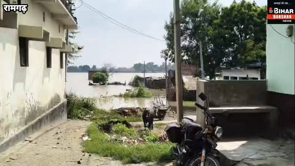 बाढ़ से आटडीह गांव जलमग्न, बीडीओ-सीओ,बीईओ ने लिया जायज़ा
