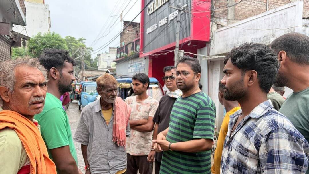 राजेन्द्र प्रसाद मेमोरियल ट्रस्ट ने जरूरतमंद परिवार को अंतिम संस्कार के लिए दी आर्थिक सहायता...
#Dalsinghsarai। शहर के महात्मा गांधी रोड निवासी कुशेश्वर साह की पत्नी बिमला देवी का निधन हो गया। परिवार की आर्थिक स्थिति कमजोर होने के कारण परिजनों को अंतिम संस्कार की व्यवस्था करने में कठिनाइयों का सामना करना पड़ रहा था.कुशेश्वर साह पूर्व में हाथ रिक्शा चलाकर अपने परिवार का भरण-पोषण करते थे। उम्र अधिक हो जाने के कारण अब वे घर पर ही रहते हैं। आर्थिक तंगी के बीच पत्नी के निधन से परिवार के सामने अंतिम संस्कार की व्यवस्था करना भी बड़ी चुनौती बन गई थी।
परिवार की स्थिति की जानकारी हिमाद्रि देवनाथ एवं शैलेश कुमार ने राजेन्द्र प्रसाद मेमोरियल ट्रस्ट के अध्यक्ष डॉ. संजीव प्रकाश को दी। जानकारी मिलते ही ट्रस्ट की ओर से बिमला देवी के अंतिम संस्कार के लिए आर्थिक सहायता प्रदान की गई।मौके पर ट्रस्ट के अध्यक्ष डॉ. संजीव प्रकाश, सदस्य रोहित कुमार एवं सुभाष कुमार तथा समाजसेवी जय सिंह राजपूत, अरविंद साह उर्फ़ भगत जी , राजा पोद्दार एवं विवेक पोद्दार सहित समाज के अन्य लोग उपस्थित रहे।राजेन्द्र प्रसाद मेमोरियल ट्रस्ट की इस पहल से संकट की घड़ी में परिवार को आवश्यक सहयोग मिला और अंतिम संस्कार की व्यवस्था में आ रही आर्थिक कठिनाई दूर हो सकी।