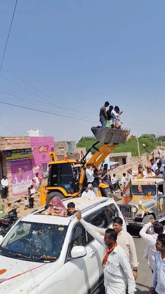 बालेसर में भाजपा का बोर्ड बनने की खुशी में निकाला विजय जुलूस
Babusingh Rathore
Gajendra Singh Shekhawat