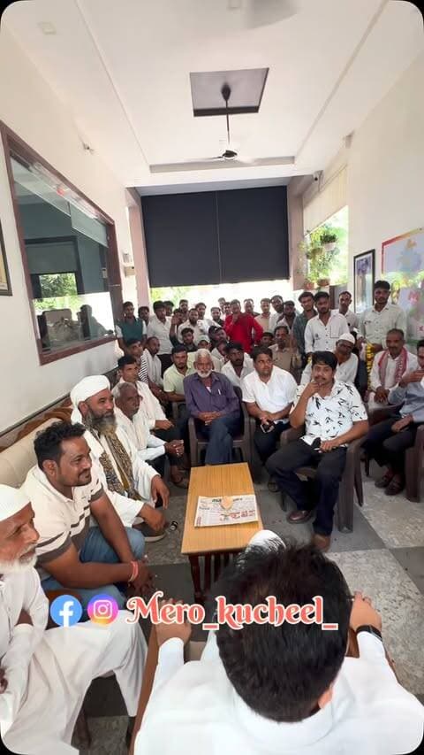 पंचायत समिति सिलोरा के वार्ड संख्या 15 से फिरोज ख़ान कुचिल द्वारा अपने सेकड़ो समर्थकों के साथ किशनगढ़ विधायक श्री विकास चौधरी के निवास स्थान पर जाकर कांग्रेस पार्टी से टिकट के लिए अपनी प्रबल दावेदारी पेश की और साथ ही विधायक विकास चौधरी ने फिरोज ख़ान और समर्थकों को टिकट देने के लिए पूर्ण रूप से आश्वस्त किया। इसी के साथ समर्थकों में फिरोज ख़ान के प्रति काफ़ी जोश और उत्साह नजर आया असि नई अपडेट के लिए @mero_kucheel_ को फ़ॉलो करें धन्यवाद ❤️🙏