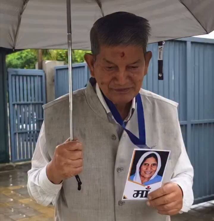 मां की तस्वीर गले में डाल कर ED दफ्तर पहुंचे पूर्व सीएम हरीश रावत,पूछताछ से पहले दिखा भावुक अंदाज