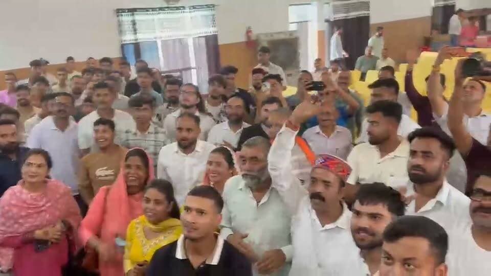 भारत ने जीता गोल्ड, हिमाचल की बेटियों ने बढ़ाया गौरव : अनुराग ठाकुर #कांगड़ालाइव
एशियन गेम्स 2026 में भारतीय महिला कबड्डी टीम की स्वर्णिम सफलता पर सांसद अनुराग ठाकुर ने टीम इंडिया को बधाई दी है। उन्होंने कहा कि भारतीय महिला कबड्डी टीम ने शानदार प्रदर्शन करते हुए देश का मान बढ़ाया है।
अनुराग ठाकुर ने कहा, “भारत ने गोल्ड जीता, बेटियों ने दिल जीत लिया। आज भारत की महिला कबड्डी टीम ने एशियन गेम्स 2026 में गोल्ड मेडल जीतकर हम सभी को गर्व से भर दिया है।”
उन्होंने कहा कि टीम इंडिया ने पूरे टूर्नामेंट में शानदार प्रदर्शन किया और अजेय रहते हुए खिताब अपने नाम किया। हिमाचल प्रदेश की चार बेटियों ने भी भारतीय टीम का प्रतिनिधित्व करते हुए अपने खेल से प्रदेश का गौरव बढ़ाया।
अनुराग ठाकुर ने कहा कि हिमाचल की बेटियों का अंतरराष्ट्रीय मंच पर शानदार प्रदर्शन प्रदेश के युवाओं के लिए प्रेरणा है। उन्होंने भारतीय महिला कबड्डी टीम और हिमाचल की खिलाड़ियों को इस उपलब्धि के लिए शुभकामनाएं दीं।
हिमाचल की चार खिलाड़ी पुष्पा राणा, भावना ठाकुर, ज्योति ठाकुर और रितु नेगी भारतीय महिला कबड्डी टीम में शामिल हैं।
उन्होंने कहा, “भारत की बेटियां, भारत का अभिमान।”