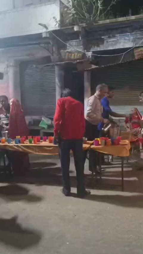 गणपति बप्पा मोरया के जयकारों के बीच गांधी चौक पर शरबत वितरण, चित्तौड़गढ़ सांख्यिकी अधिकारी विनोद कुमार ने संभाली सेवा की जिम्मेदारी