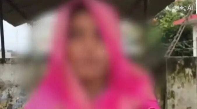 कानपुर में 3 बच्चों की मां ने प्रेमी को मिलने बुलाया जंगल, दोनों पास आने ही वाले थे कि हो गया ऐसा कांड!
कानपुर के साढ़ थाना क्षेत्र में इश्क, शक और बदले की एक ऐसी सनसनीखेज वारदात सामने आई है जिसने पूरे इलाके को सन्न कर दिया. तीन बच्चों की मां ने आधी रात को अपने प्रेमी को मिलने के लिए गांव के बाहर बुलाया.
सोचा था कि अंधेरे के साये में प्यार के दो पल बिताएंगे. लेकिन पति को पहले से ही शक था. फिर क्या था, पति और परिजनों ने प्रेमी को मौके पर ही रंगे हाथ दबोच लिया. इसके बाद जो हुआ वह किसी खौफनाक सपने से कम नहीं था. प्रेमी को घर में हाथ-पैर बांधकर करीब 30 घंटे तक बंधक बनाकर पीटा गया. बात यहीं खत्म नहीं हुई. जब दरोगा पुलिस बल के साथ युवक को छुड़ाने पहुंचे तो सिरफिरे परिजनों ने पुलिस टीम पर ही हमला बोल दिया और दरोगा के बिल्ले तक नोच डाले.
आधी रात को जंगल में प्रेमी से मिलने पहुंची सुनीता
पूरा मामला कानपुर के साढ़ थाना क्षेत्र का है. यहां की रहने वाली सुनीता की शादी इंद्रेश से हुई थी और उनके तीन बच्चे हैं. पिछले करीब एक साल से सुनीता का संपर्क फतेहपुर के रहने वाले अरुण से था और दोनों के बीच प्रेम प्रसंग चल रहा था.
रविवार की रात सुनीता ने फोन करके अरुण को गांव के बाहर जंगल के पास मिलने बुलाया. अरुण भी अपनी प्रेमिका से मिलने के लिए फतेहपुर से कानपुर खिंचा चला आया. सुनीता के पति इंद्रेश को अपनी पत्नी के आचरण पर पहले से संदेह था. जैसे ही सुनीता रात में चुपके से घर से निकली, पति और उसके परिजन पीछे-पीछे निकल पड़े और जंगल के पास दोनों को पकड़ लिया.
30 घंटे तक बंधक बनाकर बर्बरता
प्रेमी अरुण को पकड़ने के बाद परिजनों ने पहले तो उसकी जमकर पिटाई की. फिर उसे गांव के छांजा स्थित घर ले जाकर रस्सियों से बांध दिया. अरुण को एक कमरे में बंद करके रखा गया और करीब 30 घंटे तक उसे खौफनाक यातनाएं दी गईं. जब सुनीता ने प्रेमी को छुड़ाने की गुहार लगाई तो पति और ससुराल वालों की एक ही शर्त थी कि ‘हमारी औरत को हमारे पास वापस लाओ, तभी लड़के को छोड़ेंगे.’
प्रेमिका ने प्रेमी के पिता को दी खबर
घटना के वक्त जब परिजनों ने अरुण को पकड़ा तो सुनीता किसी तरह जान बचाकर वहां से भाग निकली. उसने तुरंत फतेहपुर में प्रेमी के पिता को फोन कर पूरे घटनाक्रम की जानकारी दी. बेटे के बंधक बनाए जाने और जान के खतरे की खबर सुनते ही प्रेमी के पिता बिना देर किए सुनीता को साथ लेकर सीधे साढ़ थाने पहुंचे और पुलिस से मदद की गुहार लगाई.
पुलिस टीम के साथ हाथापाई
शिकायत मिलते ही साढ़ थाने के दरोगा आशीष सिंह पुलिसकर्मियों के साथ युवक को छुड़ाने गांव पहुंचे. लेकिन वहां का माहौल और बिगड़ गया. जैसे ही पुलिस घर में दाखिल हुई, सुनीता के पति इंद्रेश और उसके परिजनों ने पुलिस टीम को घेर लिया. विरोध इतना बढ़ा कि आरोपियों ने दरोगा आशीष सिंह के साथ धक्का-मुक्की शुरू कर दी और उनके कंधे से बिल्ले तक नोच डाले.
पुलिस पर हमले की खबर मिलते ही थाने से अतिरिक्त पुलिस बल मौके पर भेजा गया जिसके बाद हालात पर काबू पाया गया और बंधक अरुण को सकुशल छुड़ाकर थाने लाया गया.
दो अलग-अलग FIR दर्ज, जांच में जुटी पुलिस
इस पूरे हाई-प्रोफाइल ड्रामे के बाद पुलिस ने कड़ी कानूनी कार्रवाई की है. दरोगा आशीष सिंह की तहरीर पर पति इंद्रेश और उसके परिजनों के खिलाफ सरकारी काम में बाधा डालने, पुलिस पर हमला करने और हाथापाई करने का केस दर्ज किया गया है. दूसरी FIR अरुण के पिता की शिकायत पर बेटे को अवैध रूप से 30 घंटे तक बंधक बनाने, मारपीट करने और जान से मारने की धमकी देने का मुकदमा दर्ज हुआ है.
एसीपी कृष्ण कुमार यादव के मुताबिक, महिला के बुलावे पर फतेहपुर से आए युवक को ससुराल पक्ष ने बंधक बना लिया था. छुड़ाने गई पुलिस टीम के साथ भी अभद्रता की गई. दोनों पक्षों की शिकायतों के आधार पर गंभीर धाराओं में मुकदमे दर्ज कर आगे की कानूनी कार्रवाई की जा रही है.