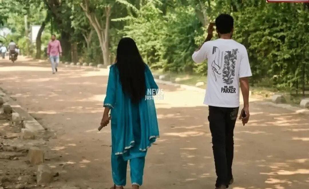 गले पर रखी छुरी और बारी-बारी.दरिंदों ने बर्थडे के दिन बनाया नरक से बदतर; खुद पीड़िता ने बताई हैवानियत की कहानी
देश की राजधानी दिल्ली के कालकाजी स्थित आस्था कुंज पार्क में जो हुआ उसने पूरे देश को हिलाकर रख दिया है. यहां 17 साल की नाबालिग लड़की के साथ हुई हैवानियत ने हर किसी को दिल तोड़ कर रख दिया है.
कालकाजी जैसी हलचल और पवित्र जगह ऐसा कांड होने से लोगों में डर का माहौल है. देश के हरवासी के मन में आज केवल एक ही सवाल है कि आखिर कब तक उनकी बहन और बेटियों को ये सब सहना होगा. उनके घर की औरतें आखिर कब बेखौफ होकर घर से बाहर निकल पाएंगी. परिवार कब चिंतामुक्त होकर उन्हें बाहर जाने की इजाजत दे पाएगा. आखिर कब ये देश बहन-बेटियों की इज्जत करना सीखेगा. कालकाजी में हुए इस मामले नें एक बार फिर महिलाओं की सुरक्षा व्यवस्था को लेकर सवाल खड़े कर दिए हैं.
दोस्त के साथ कालकाजी मंदिर गई थी पीड़िता
पुलिस इस मामले में लगातार कार्रवाई कर रही है. वहीं अब पीड़िता ने भी अपने साथ हुई उस वारदात की कहानी सबके सामने रख दी है. पीड़िता ने हिम्मत कर हर उस बात की जानकारी दी, जो उस रात उसके साथ अंधेरे पार्क में हुआ. वह अपने दोस्त के साथ रहकर भी खुद को नहीं बचा पाई. इस आपबीती ने हर किसी को रोंगटे खड़े कर दिए हैं. पीड़िता ने बताया कि जन्मदिन के दिन वह भगवान का आशीर्वाद लेने के लिए कालकाजी मंदिर गई थी. तभी तीन दरिंदों ने खुद को पहले पुलिसकर्मी बताया और फिर इस घिनौनी वारदात को अंजाम दिया. लड़की ने बताया कि उसका जन्मदिन था. मैं मंदिर जाकर पूजा करना चाहती थी. इसलिए मैंने अपने दोस्त को साथ चलने के लिए कहा. मेरी मां खाना बनाने का काम करती हैं और वह उस समय घर में नहीं थी. ये खबर आप जस्ट अभी में पढ़ रहे हैं। इसलिए मैंने अपनी बड़ी बहन को बताया कि मैं दोस्त के साथ मंदिर जा रही हीं. फिर मैं करीब 5 बजे घर से निकली और 5:45 पर कालकाजी मंदिर पहुंच गई. हम लोग करीब 7 बजे मंदिर से बाहर निकले. इसके बाद हमने कालकाजी मेट्रो स्टेशन के बाहर से एक चिप्स और पानी की बोतल ली और फिर गेट नंबर 7 से होते हुए पार्क के भीतर चले गए.
बर्थडे पर हुआ घिनौना कांड
पीड़िता ने आगे बताया कि 'मैं इस्कॉन जाना चाहती थी. तो मैंने कहा कि पहले पार्क में बैठकर चिप्स खा लेते हैं, फिर मंदिर चले जाएंगे. जैसे ही हमने बेंच पर बैठकर चिप्स खाने शुरू किए. तभी तीन लोग उम्र करीब 30 से 35 साल की उम्र के थे. उन्होंने मेरे दोस्त को पकड़ा और थप्पड़ जड़ दिया.' लड़की ने आगे कहा कि 'जब हमने पूछा के वह कौन हैं? तो उन्होंने जवाब देते हुए कहा कि वह पुलिस वाले हैं और उन्होंने पूछा कि वह यहां क्यों आए हैं. उन्होंने कहा कि यहां आना मना है. इसके बाद उनमें से एक मेरे दोस्त समीर को दूसरी तरफ ले गया और हमारे फोन भी ले लिए.' तभी एक लड़के ने कहा कि 'आसिफ भाई, गन निकाल लो.' जिस लड़के को आसिफ कहकर बुलाया उसने बैंगनी रंग की सर्ट पहनी हुई थी. तीनों काफी मजबूत थे, आसिफ ने काले रंग की बंदूक निकाली और जेब में वापस रख ली.'
दोस्त को बताई पूरी कहानी
पीड़िता ने पुलिस को बताया कि इसके बाद दोनों लड़कों ने चाकू निकाल लिया और उसे एक सुनसान जगह पर ले गए.पीड़िता का आरोप है कि एक आरोपी ने उसे डराया-धमकाया और चाकू दिखाकर उसके साथ जबरदस्ती की. इस दौरान दूसरे आरोपी को बाहर निगरानी करने के लिए कहा गया.पीड़िता ने बताया कि इसके बाद दूसरे और तीसरे आरोपी ने भी बारी-बारी से उसके साथ गलत काम किया. आरोपियों ने उसे धमकाया और चुप रहने को कहा.बाद में आरोपियों ने पीड़िता और उसके दोस्त को उनके मोबाइल फोन वापस दे दिए और जान से मारने की धमकी देकर वहां से जल्दी चले जाने को कहा. बाहर निकलने के बाद पीड़िता ने अपने दोस्त को पूरी घटना बताई, जिसके बाद उसके दोस्त ने पीसीआर को फोन किया और पुलिस मौके पर पहुंची.