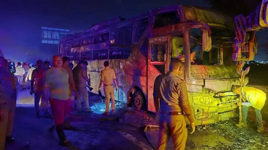 रात में बस के पीछे-पीछे गया, खाने की फोटो भेजी... ग्रेटर नोएडा बस हादसे में मंगेतर की मौत पर रो पड़ा इंजीनियर
नोएडा। मैं दूर के एक रिश्तेदार के जरिए श्रुति से पहली बार मिला था। हम दोनों में नजदीकियां बढ़ी और फिर शाॅदी करने का फैसला लिया। नवंबर में शादी तय हो गई थी, लेकिन ईश्वर को यह मंजूर नहीं हुआ।
दिल्ली आईआईटी के सुपर कंप्यूटर इंजीनियर मोहित शर्मा अपनी मंगेतर श्रुति की दर्दनाक मौत के बाद फूट-फूटकर रोने लगे। उन्होंने बताया कि यमुना एक्सप्रेसवे पर चलती बस में अचानक आग लगने से उनकी मंगेतर श्रुति बुरी तरह झुलस गईं।
हादसे से पहले आखिरी बार हुई बात
घटना से कुछ घंटे पहले उन्होंने श्रुति को दिल्ली कश्मीरी गेट पर छोड़ा था। रात 8:40 बजे करीब श्रुति बस में बैठकर अपने घर जा रही थी। उन्हें अपनी बहन की जन्मदिन पार्टी में शामिल होना था, लेकिन मैं उन्हें बस में अकेला नहीं छोड़ना चाहता था।
मैंने तुरंत श्रुति को काॅल किया और बात करते हुए स्कूटर चलाने लगा। करीब 50 मिनट तक अपनी मंगेतर की बस का पीछा किया। उन्होंने पूरे रास्ते फोन पर बात की और रात करीब 10:19 बजे गुडनाइट बोलकर श्रुति को सुबह उरई पहुंचते ही उन्हें फोन करने के लिए कहा था।
इतना ही नहीं, मोहित ने श्रुति के फोन पर खाने का फोटो भेज कर उन्हें समय पर खाना खाने के लिए भी कहा था लेकिन उनके मैसेज का कोई जवाब नहीं आया।
सुबह मिली हादसे की दर्दनाक खबर
सुबह करीब 6:30 श्रुति की बहन हो रही बस स्टैंड पर पहुंची तो वहां आपरेटर से पता चला कि यमुना एक्सप्रेसवे पर बस में आग लग गई। इस बात ने छोटी बहन के पैरों तले से जमीन निकल दी।
श्रुति के परिवार से लोग मोहित को बार-बार फोन करने लगे जिससे उनकी नींद खुल गई। वह तुरंत जेवर के कैलाश हास्पिटल पहुंचे और वहां मंगेतर को ढूंढने लगे।
पोस्टमार्टम हाउस में हुई पहचान
घटना के अन्य पीड़ितों से सूचना मिलने के बाद वह सेक्टर 94 स्थित पोस्टमार्टम हाउस पर पहुंचे और श्रुति के शव की शिनाख्त की। पोस्टमार्टम के बाद श्रुति के स्वजन लेकर घर रवाना हो गए।