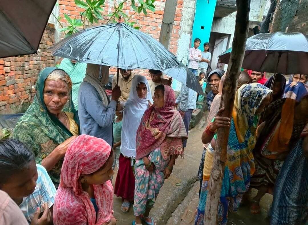 हरदोई में तेज हवा और बारिश का कहर: मकान पर गिरा विशालकाय पेड़, बेटी की दर्दनाक मौत, माता-पिता गंभीर
बेनीगंज थाना क्षेत्र में भीषण हादसे से गांव में मचा कोहराम
बारिश के बीच अचानक ढहकर कच्ची छत पर गिरा पेड़, मलबे में दबा परिवार
चीख-पुकार सुनकर पहुंचे ग्रामीणों ने मलबे से निकाला बाहर, घायलों का इलाज जारी
हरदोई जिले के बेनीगंज क्षेत्र में तेज हवा और मूसलाधार बारिश के चलते एक बड़ा दर्दनाक हादसा हो गया। बारिश के दौरान अचानक एक विशालकाय पेड़ मकान के ऊपर गिर गया, जिससे घर की छत ढह गई। इस दर्दनाक हादसे में सो रही बेटी की मौके पर ही मौत हो गई, जबकि उसके माता-पिता गंभीर रूप से घायल हो गए। घटना के बाद से पूरे गांव में शोक की लहर दौड़ गई है।
चीख-पुकार सुन दौड़े ग्रामीण
जानकारी के अनुसार, बेनीगंज इलाके में अचानक मौसम बिगड़ने के बाद तेज हवाओं के साथ बारिश शुरू हो गई थी। इसी दौरान घर के पास लगा एक पेड़ भरभराकर मकान के ऊपर आ गिरा। धमाके की आवाज और परिजनों की चीख-पुकार सुनकर आसपास के ग्रामीण तुरंत मौके पर पहुंचे और भारी मशक्कत के बाद मलबे में दबे लोगों को बाहर निकाला।
अस्पताल में कराया गया भर्ती
हादसे में बच्ची की मलबे में दबने से मौत हो चुकी थी, जबकि उसके घायल माता-पिता को तुरंत नजदीकी स्वास्थ्य केंद्र पहुंचाया गया, जहां उनका उपचार चल रहा है। सूचना मिलते ही स्थानीय पुलिस और प्रशासनिक टीम ने मौके पर पहुंचकर स्थिति का जायजा लिया और आगे की आवश्यक कार्रवाई शुरू कर दी है।