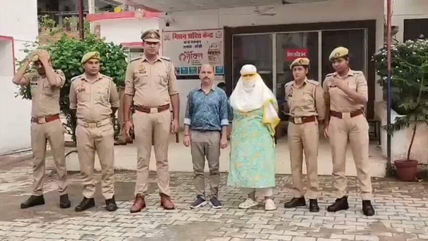 #झांसी पुलिस ने 2 साल से फरार ठग दंपती बंटी बबली पकड़े है. दोनों भोले भाले लोगों से जमीन और बालू का ठेका दिलाने के नाम पर करोड़ों की ठगी कर फरार हो गए थे. पुलिस तभी से तलाश में जुटी थी. दोनों पर 25 हजार का इनाम घोषित था. ठग MBBS डॉ है..!
#jhashi #NewsUpdate