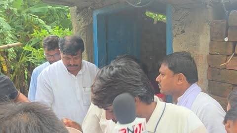 10 साल की बच्ची के साथ दरिंदगी के बाद पीड़ित परिवार से मिले चिराग पासवान के वरिष्ठ नेता सुनील यादव, बेलछी में पहुंचे#Belchi #BelchiNews #Barh #Patna #BiharNews Bihar SunilYadav ChiragPaswan LJP LJPLeader CmBihar SamratChaudhary BiharPolice BiharCrime WomenSafety ChildSafety JusticeForVictim BreakingNews BiharNewsUpdate ViralNews GroundReport